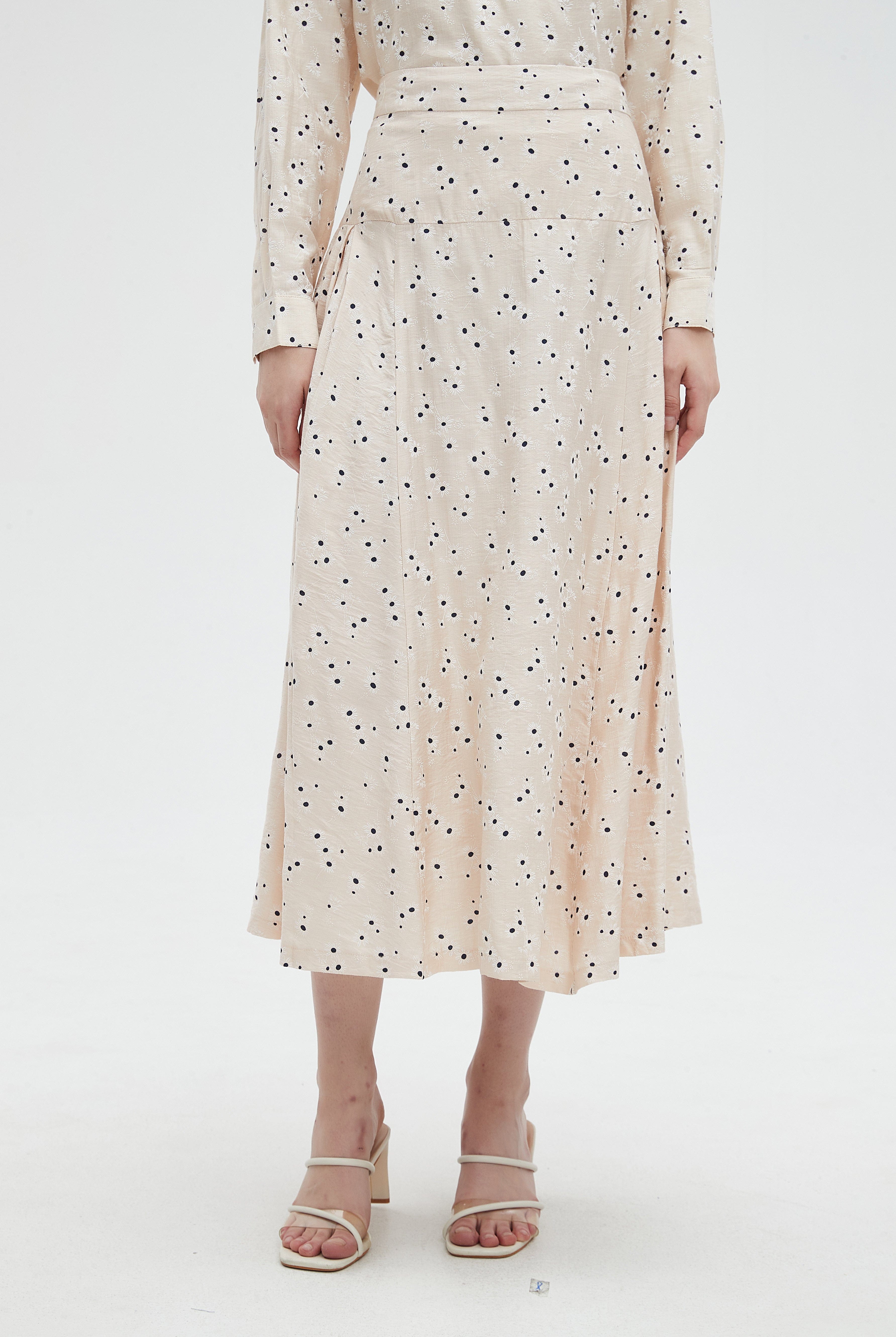 ميكا بلوزة نسائية منقطة برقبة وفتحة صدر بكم طويل