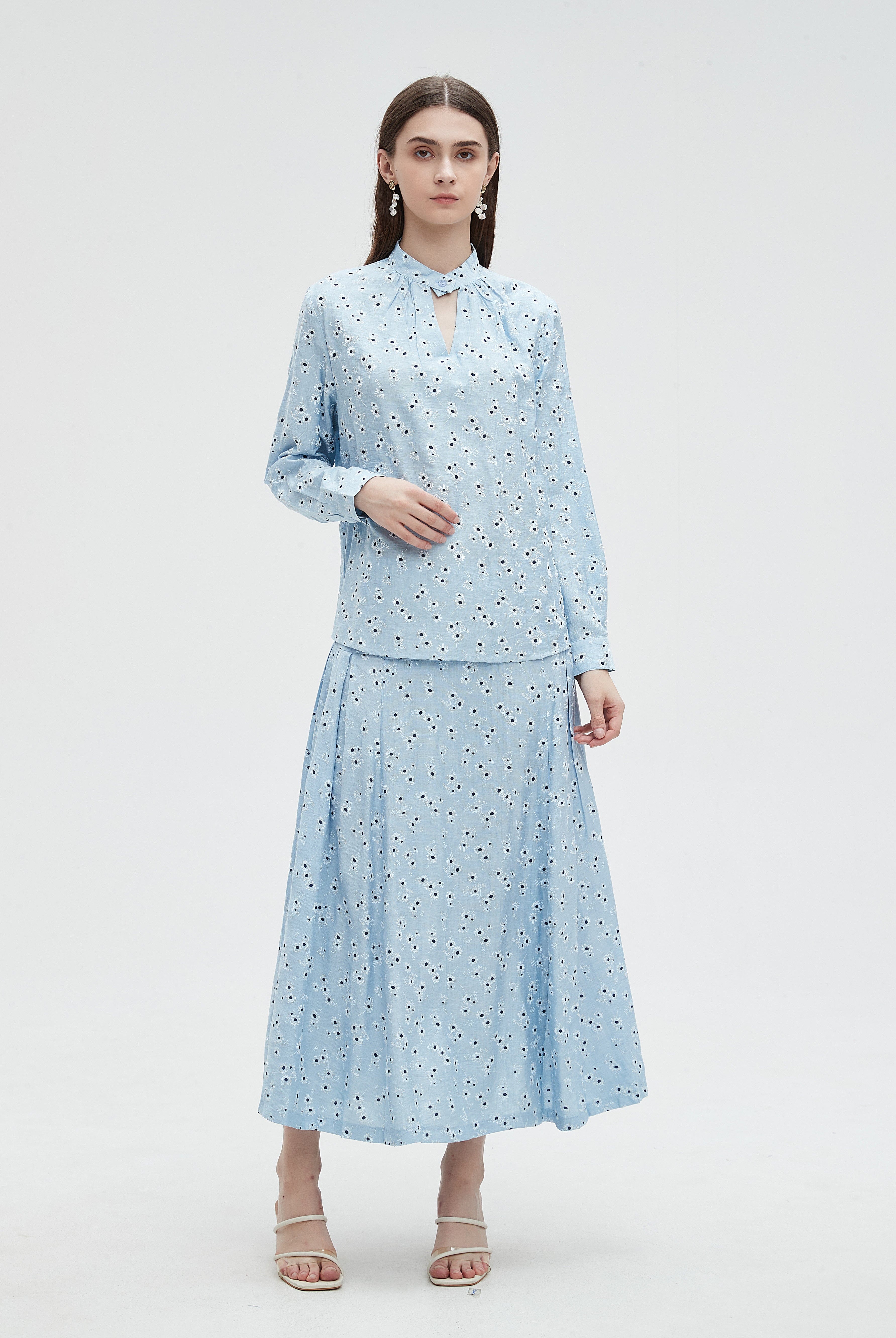 ميكا بلوزة نسائية منقطة برقبة وفتحة صدر بكم طويل