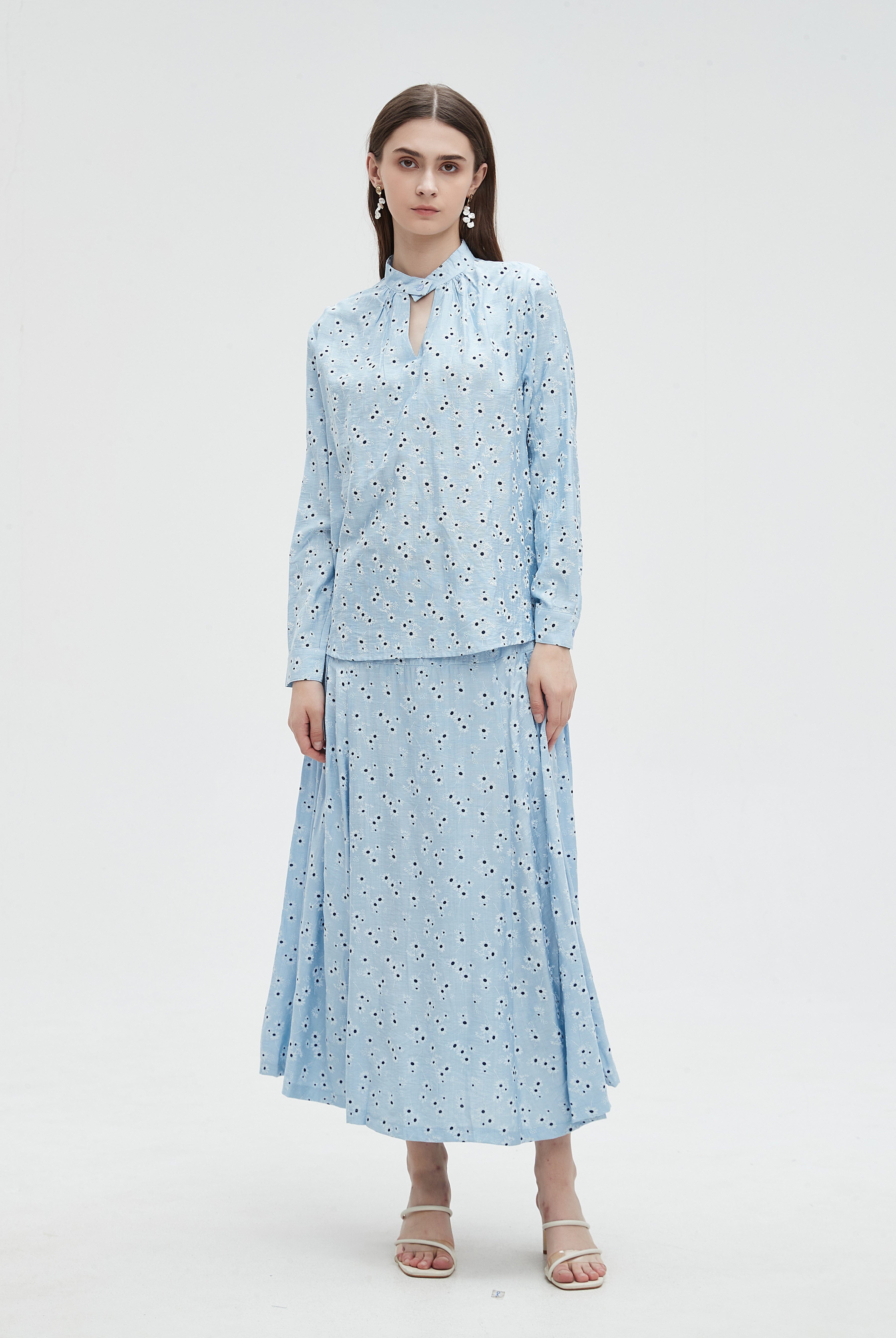 ميكا بلوزة نسائية منقطة برقبة وفتحة صدر بكم طويل