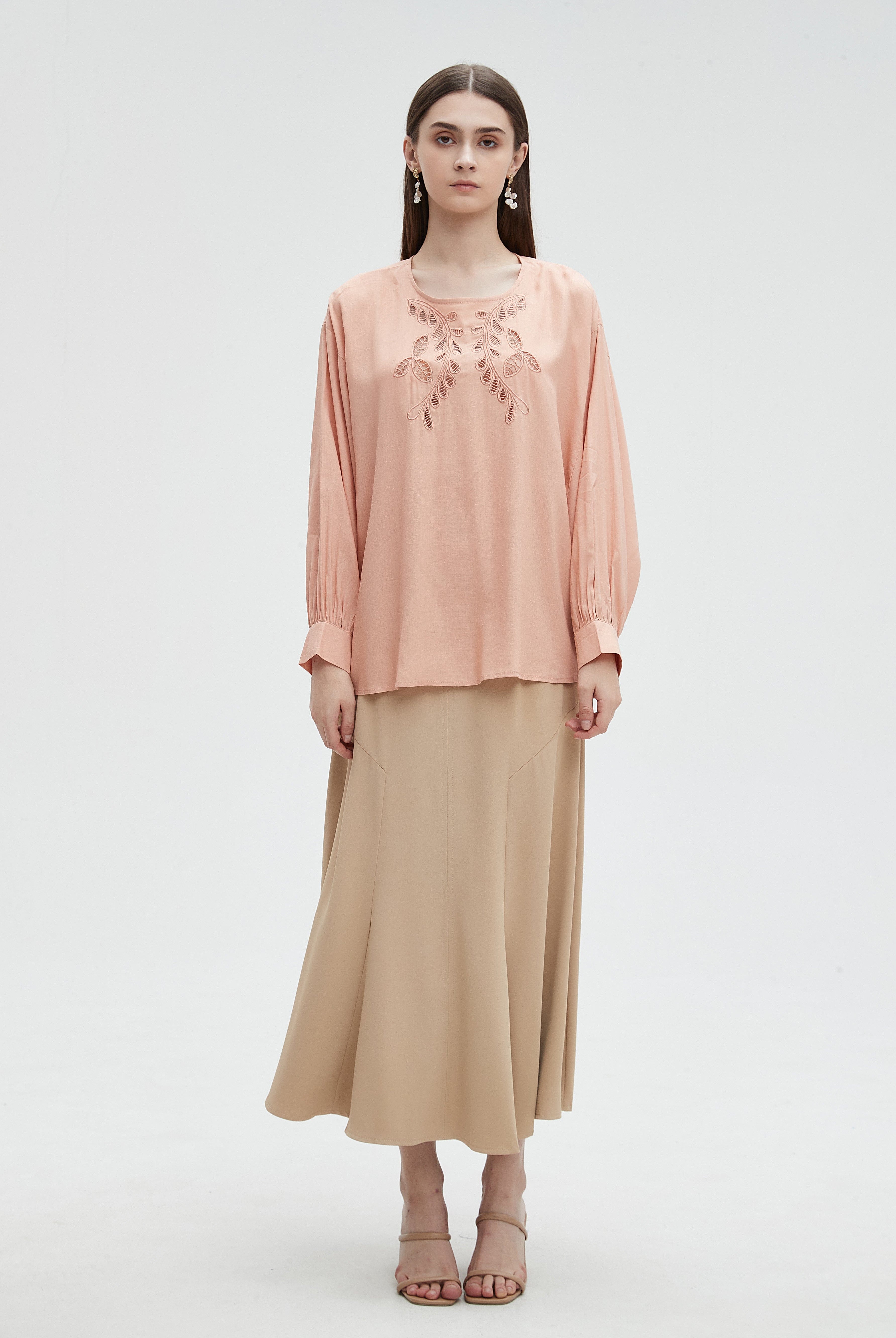 ميكا بلوزة نسائية بتطريز على الصدر وكم طويل