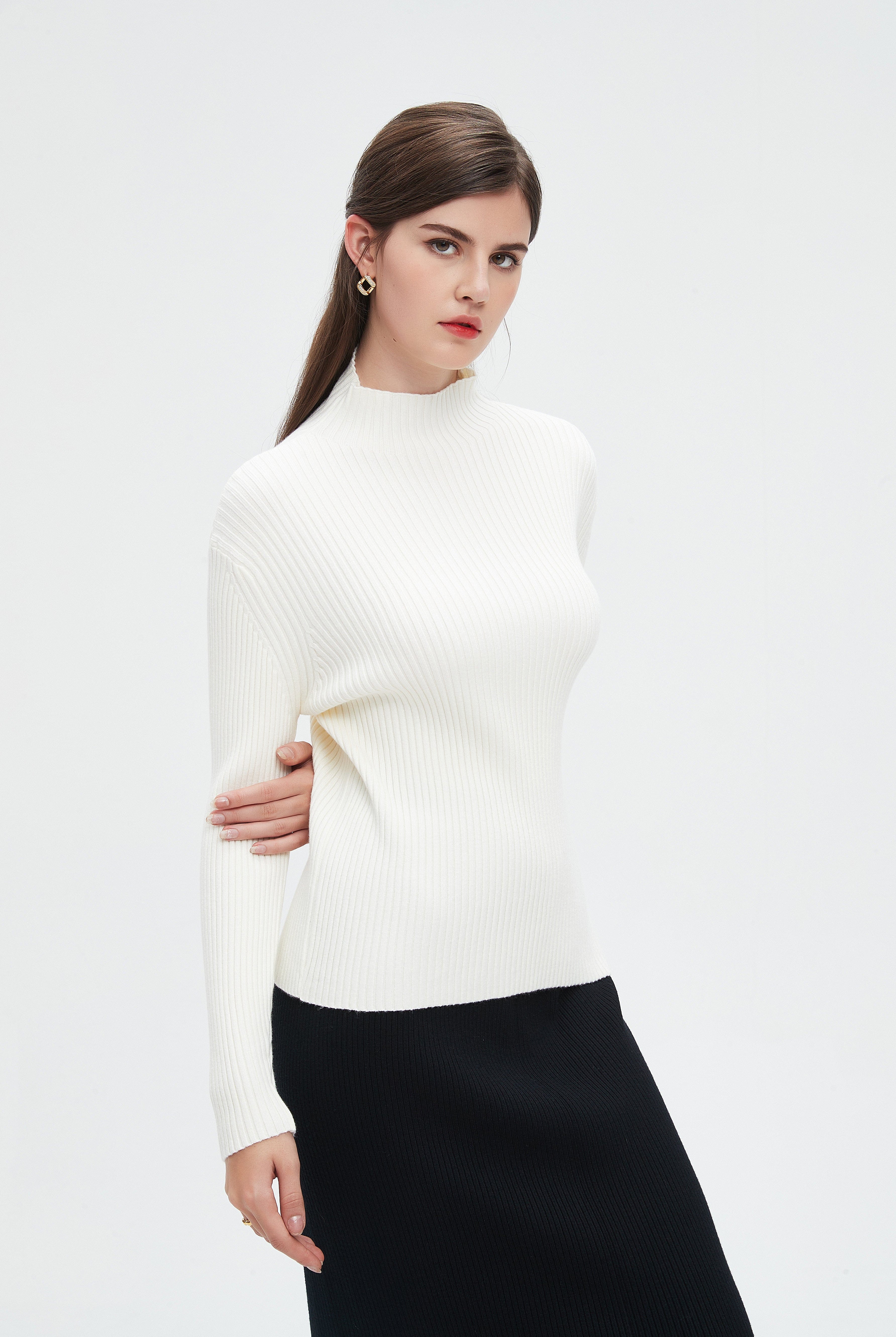 نتشي بلوزة نسائية مضلعة بأكمان طويلة ورقبة عالية