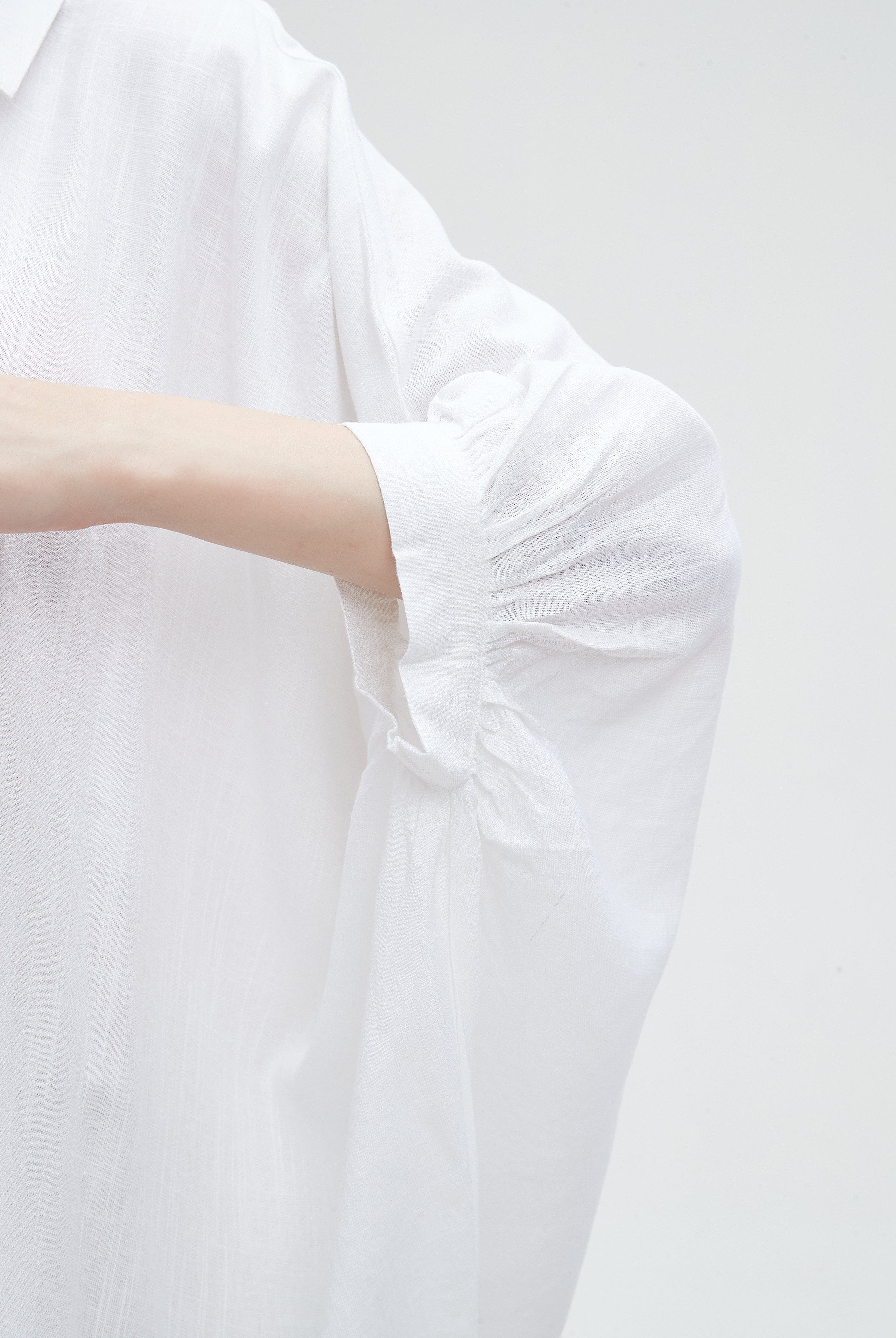 ميكا بلوزة نسائية 3/4 كم سادة بأزرار