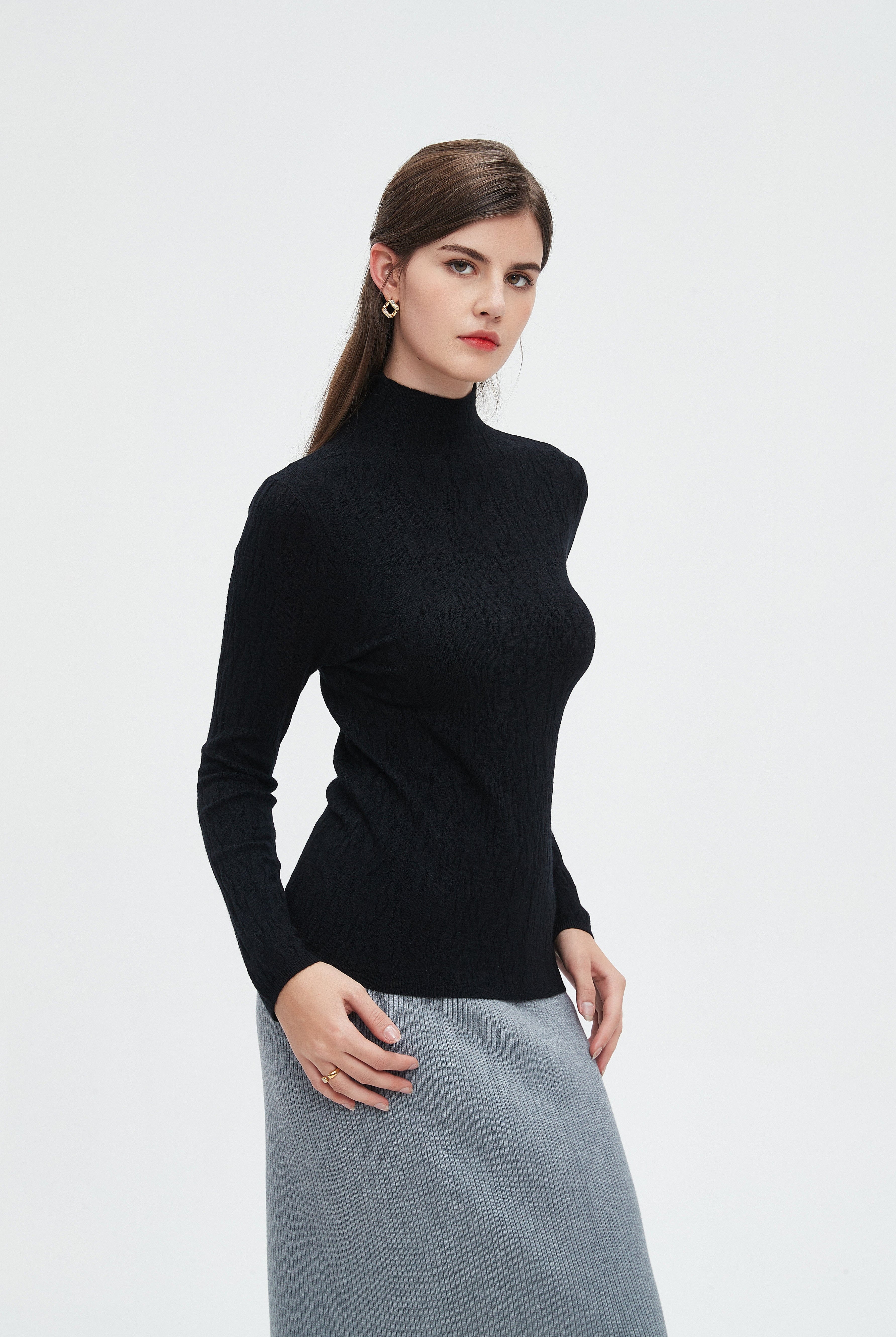 نتشي بلوزة نسائية بأكمام طويلة ورقبه عاليه