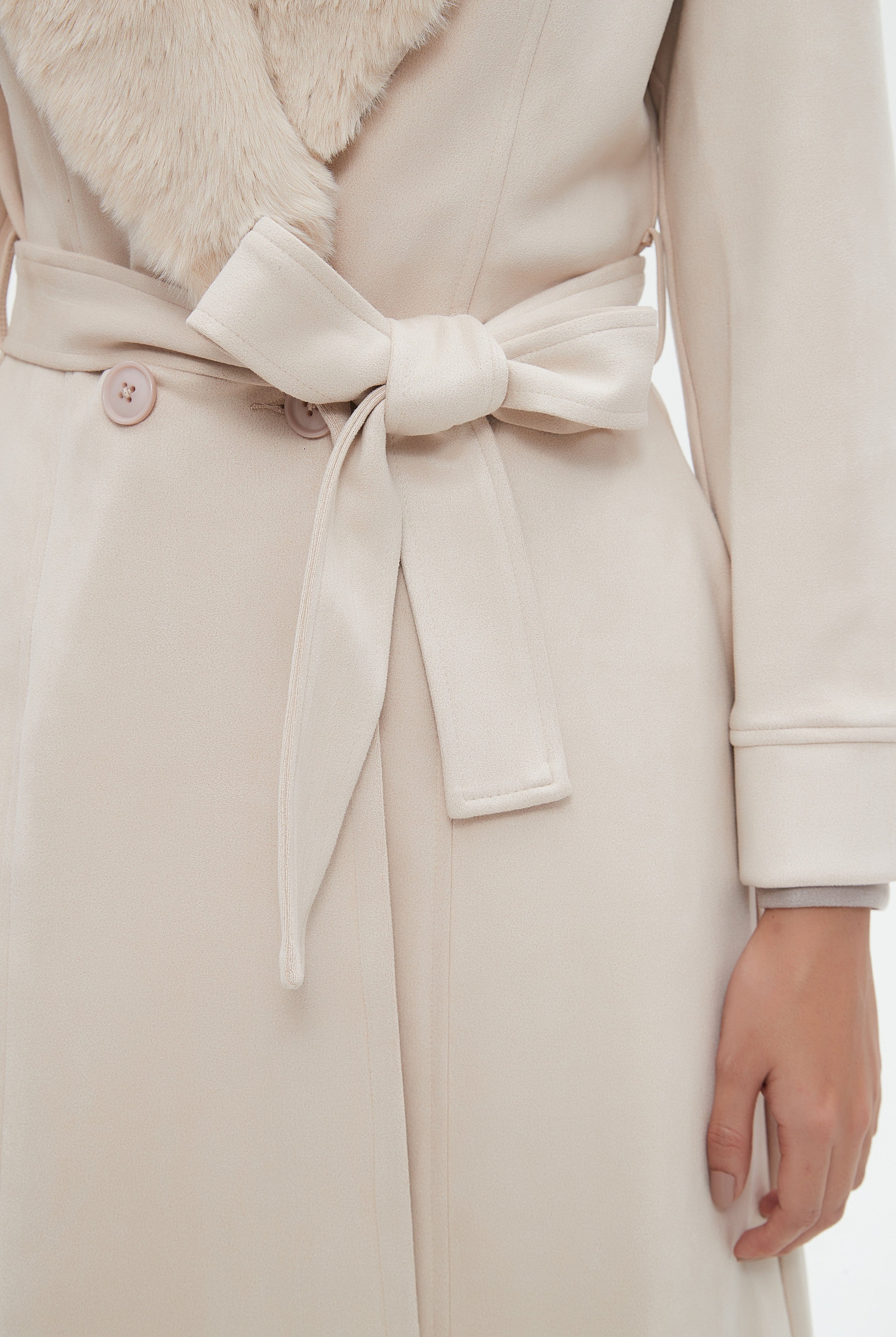 نتشي بالطو بأكمام طويلة مزين بفرو