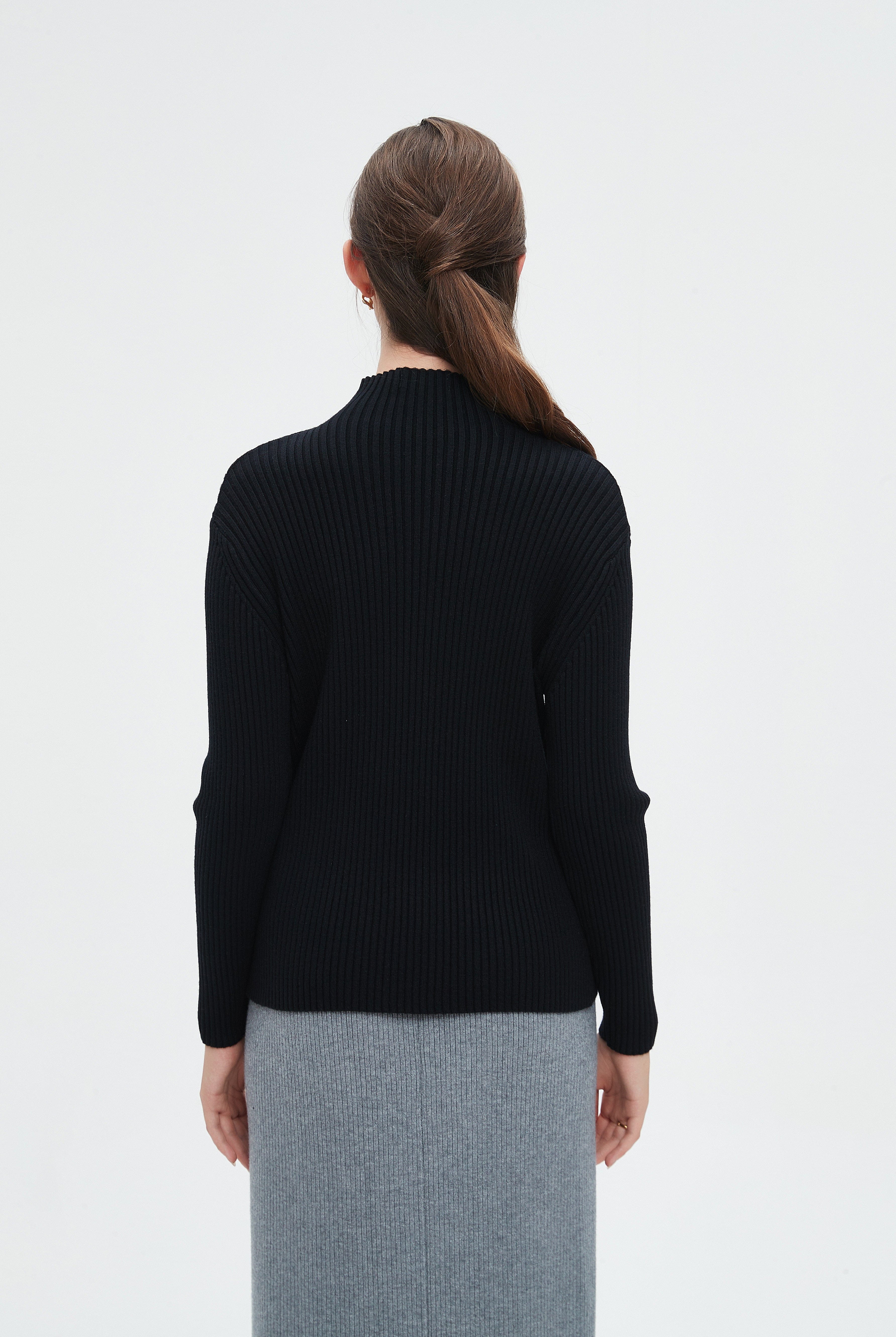 نتشي بلوزة نسائية مضلعة بأكمان طويلة ورقبة عالية