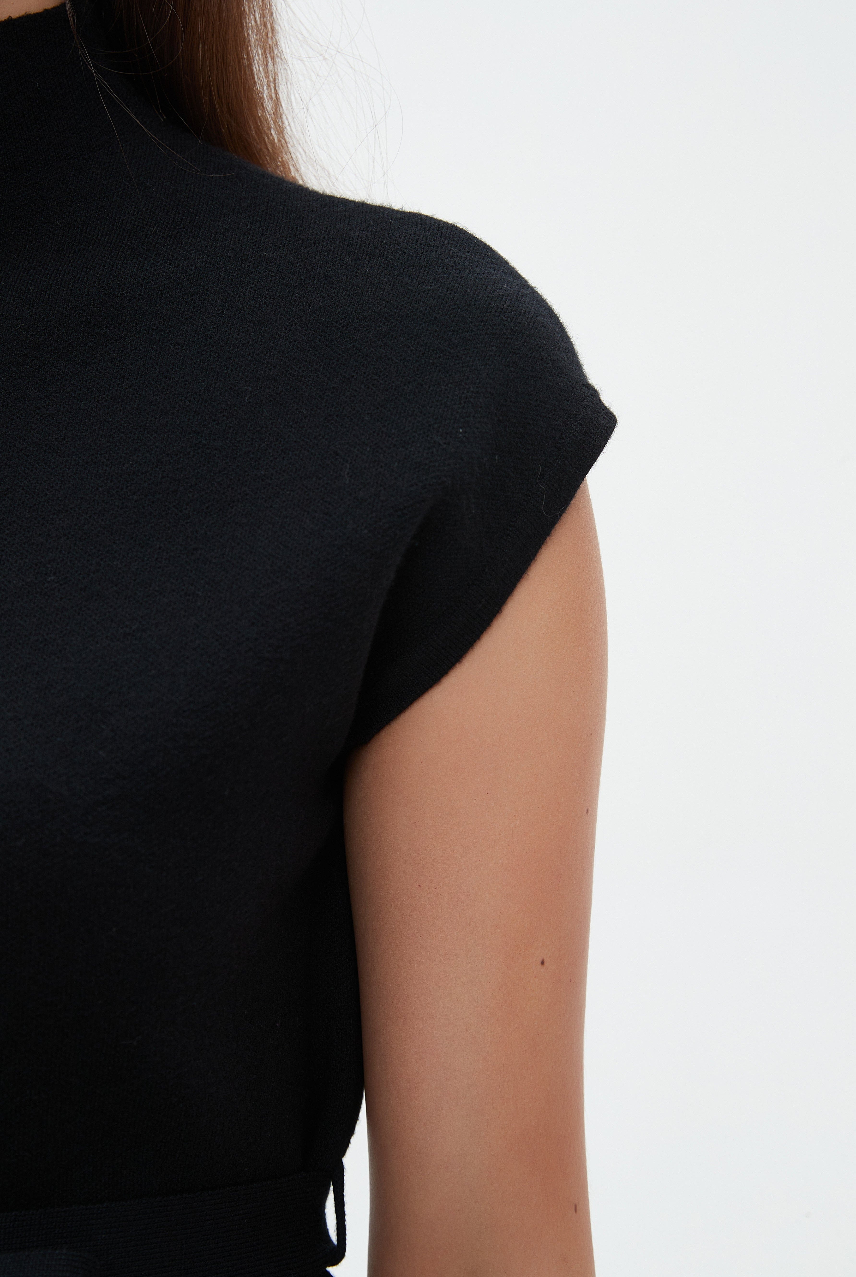 نتشي بلوزة نسائية سادة كات برقبة عالية وحزام على الخصر