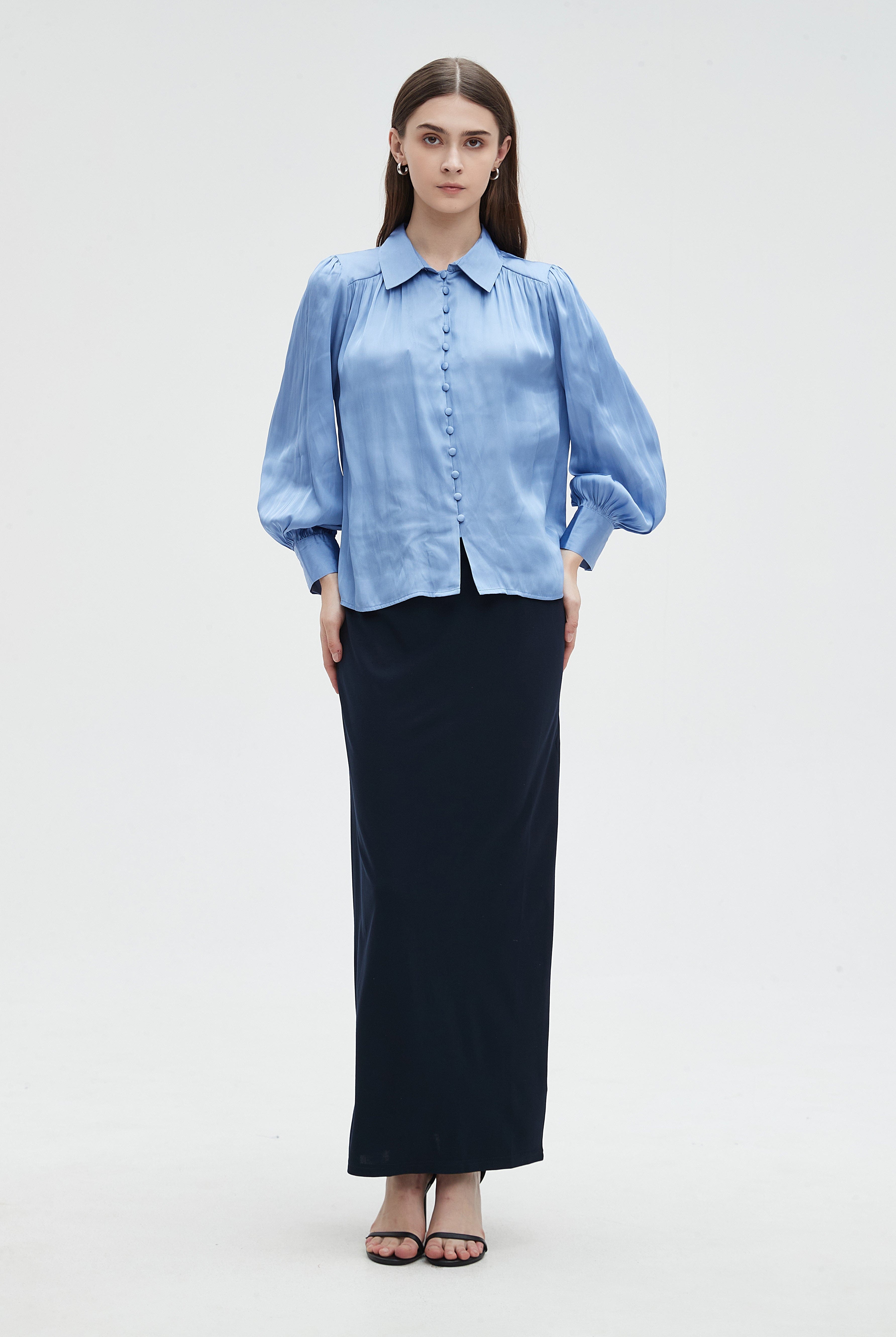 ميكا بلوزة نسائية سادة بازرار من الأمام وكم طويل