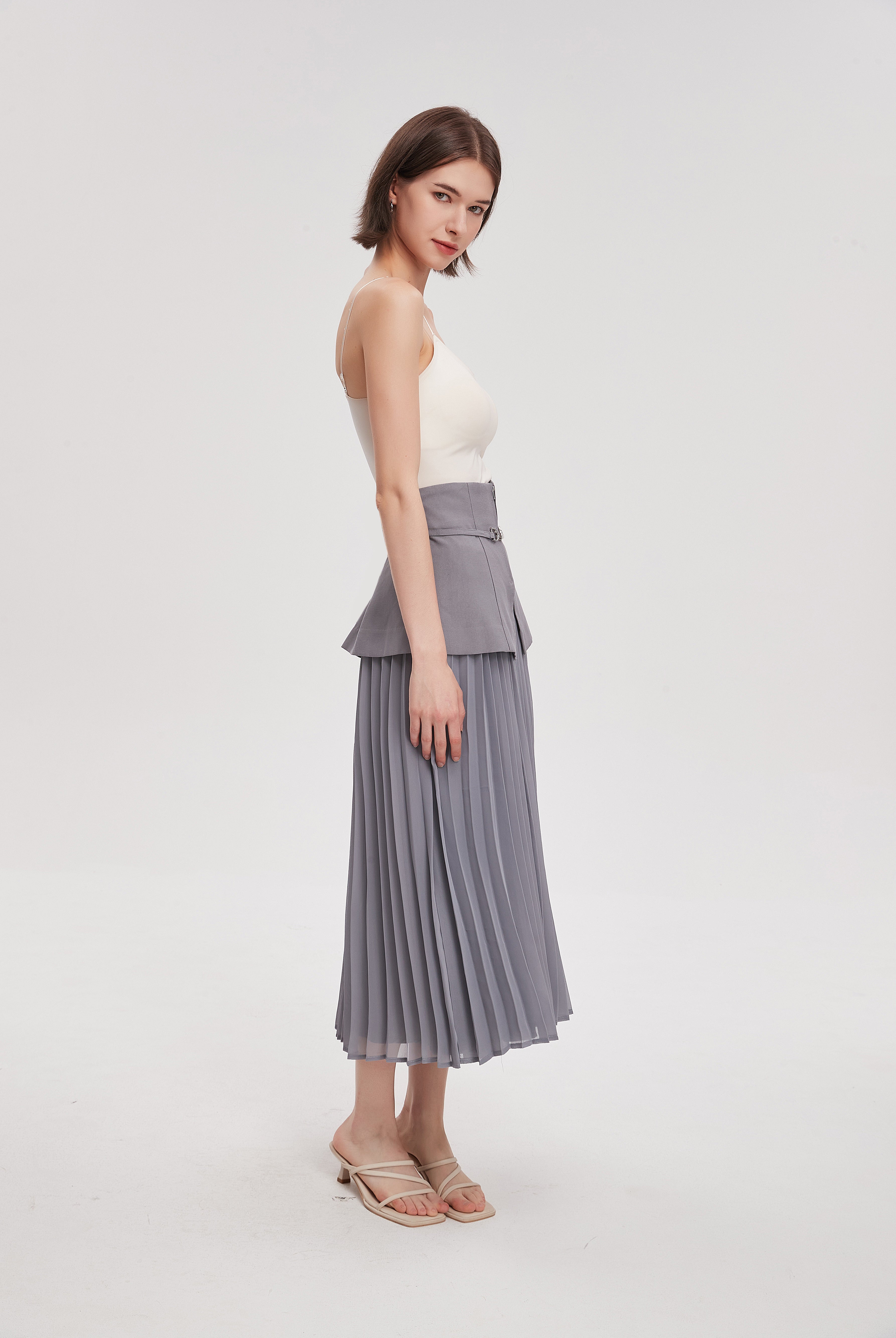 صورة تنورة ميدي بكسرات بلون رمادي من ليفيا