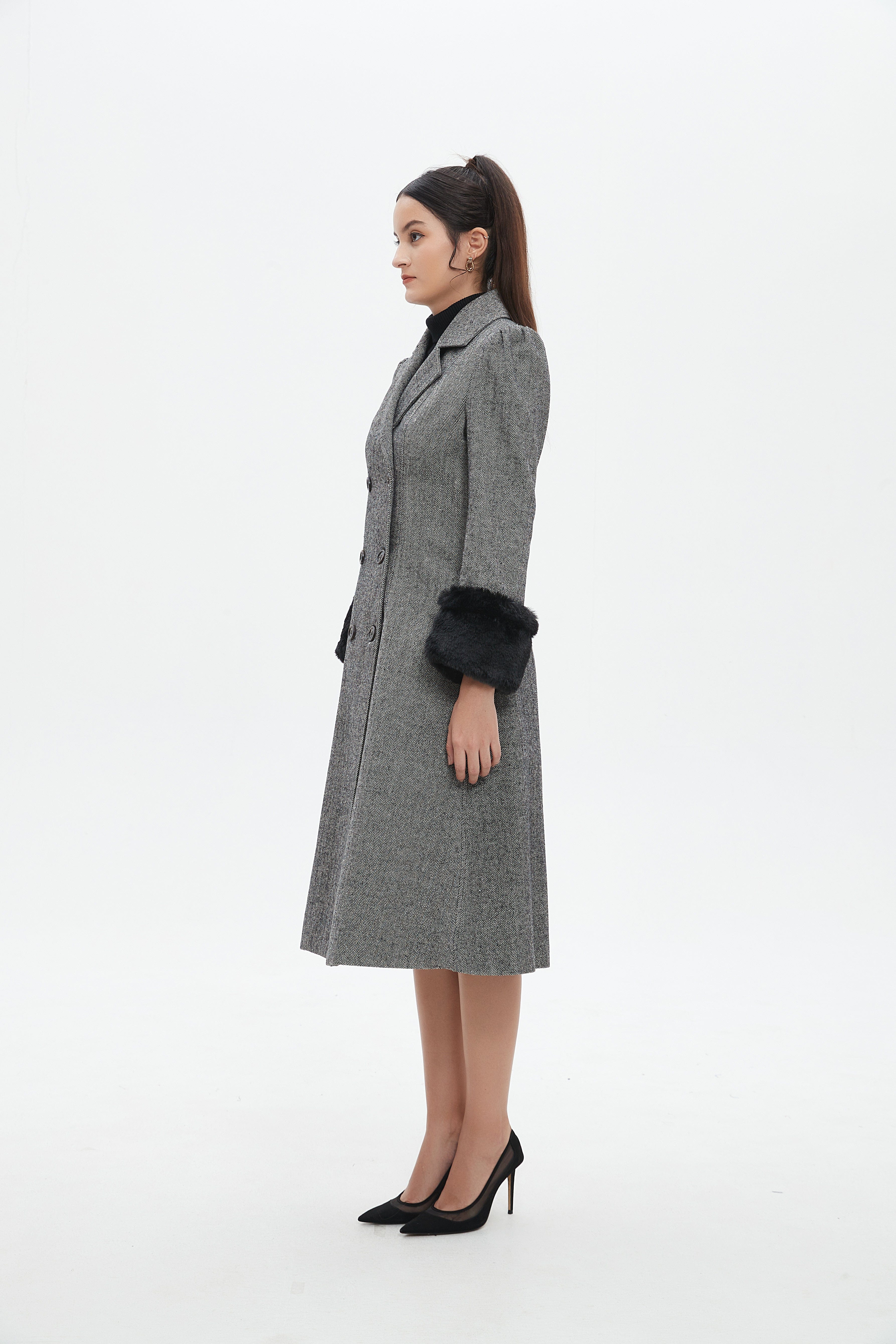 نتشي معطف بأكمام طويلة مزينة بفرو