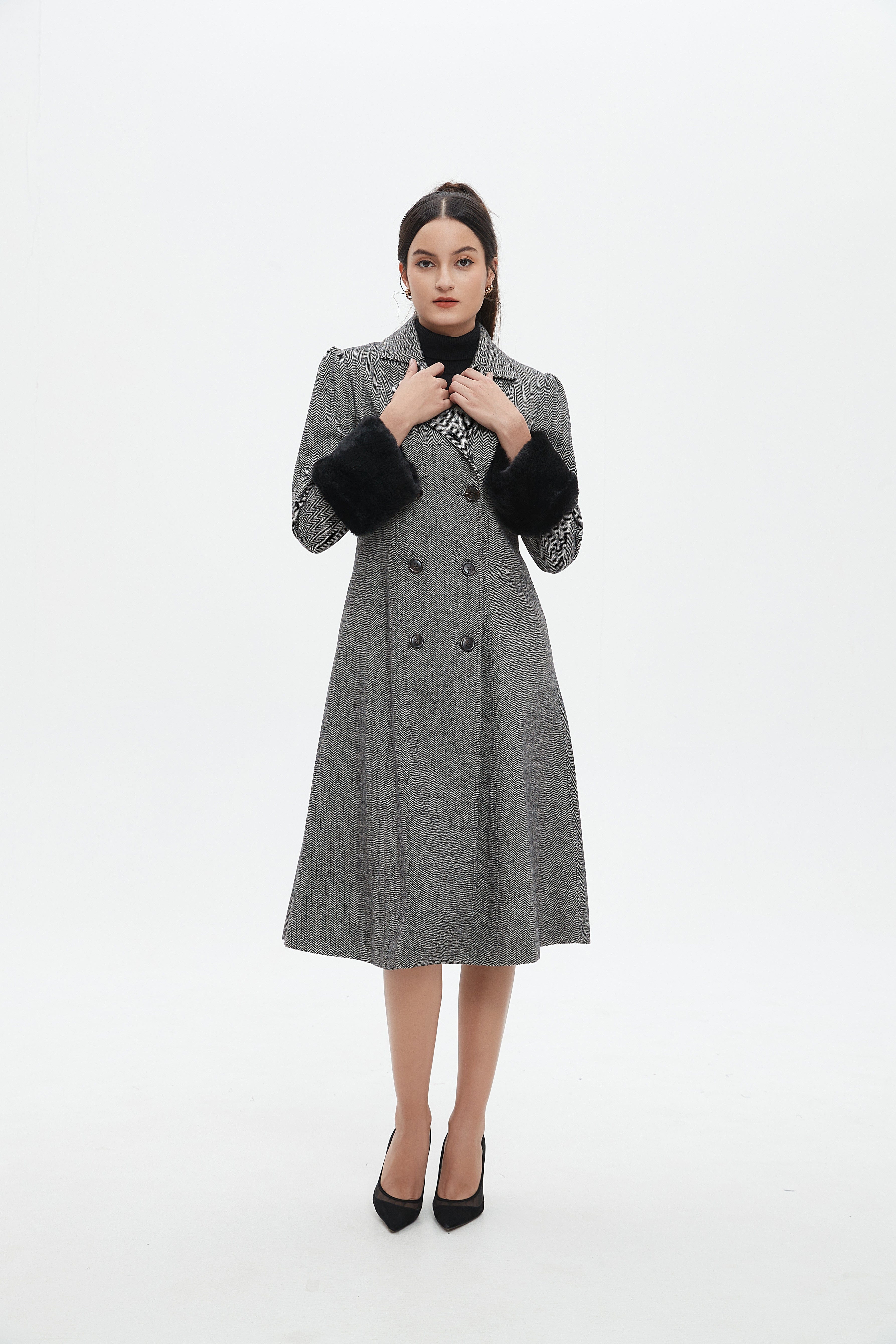 نتشي معطف بأكمام طويلة مزينة بفرو