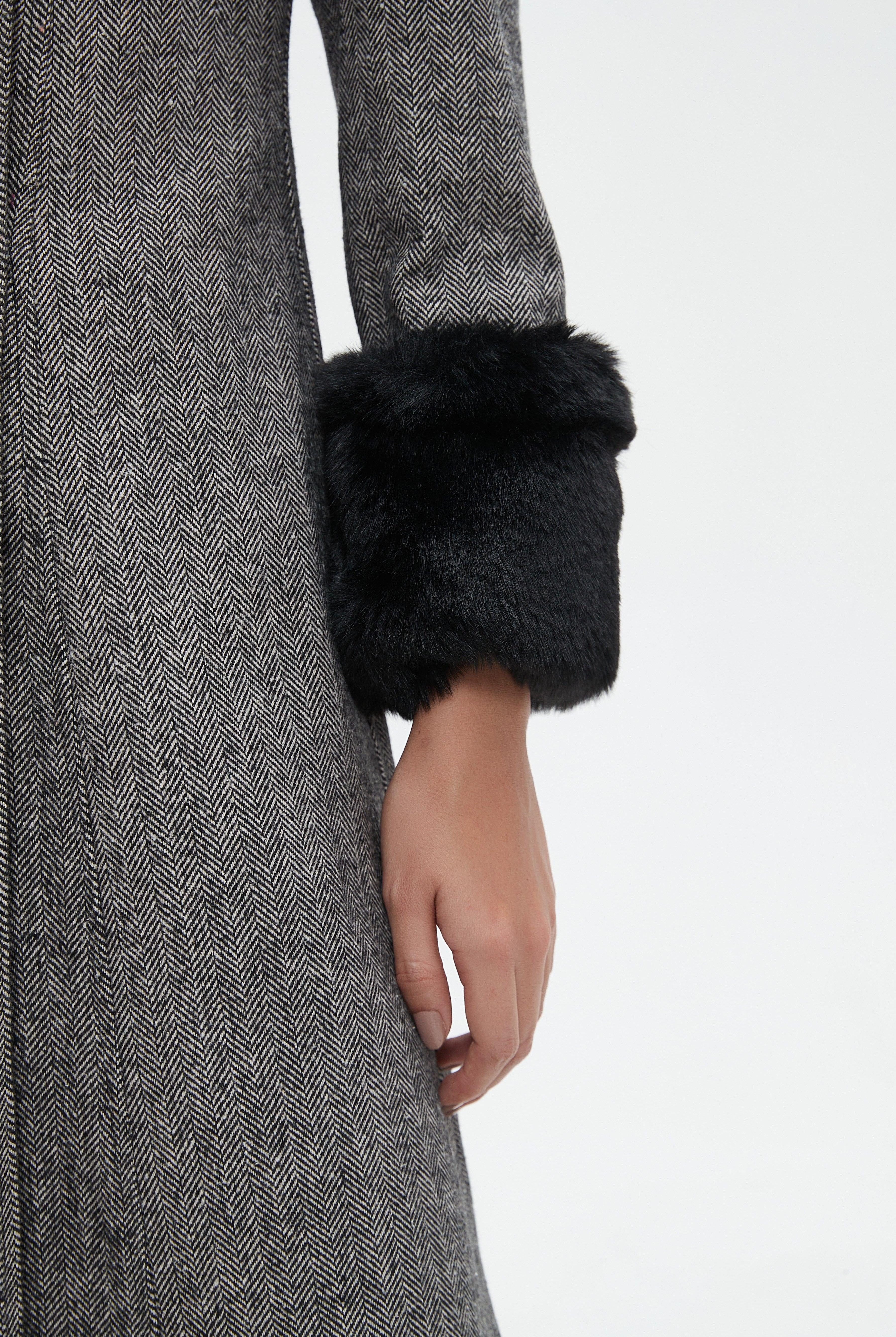 نتشي معطف بأكمام طويلة مزينة بفرو