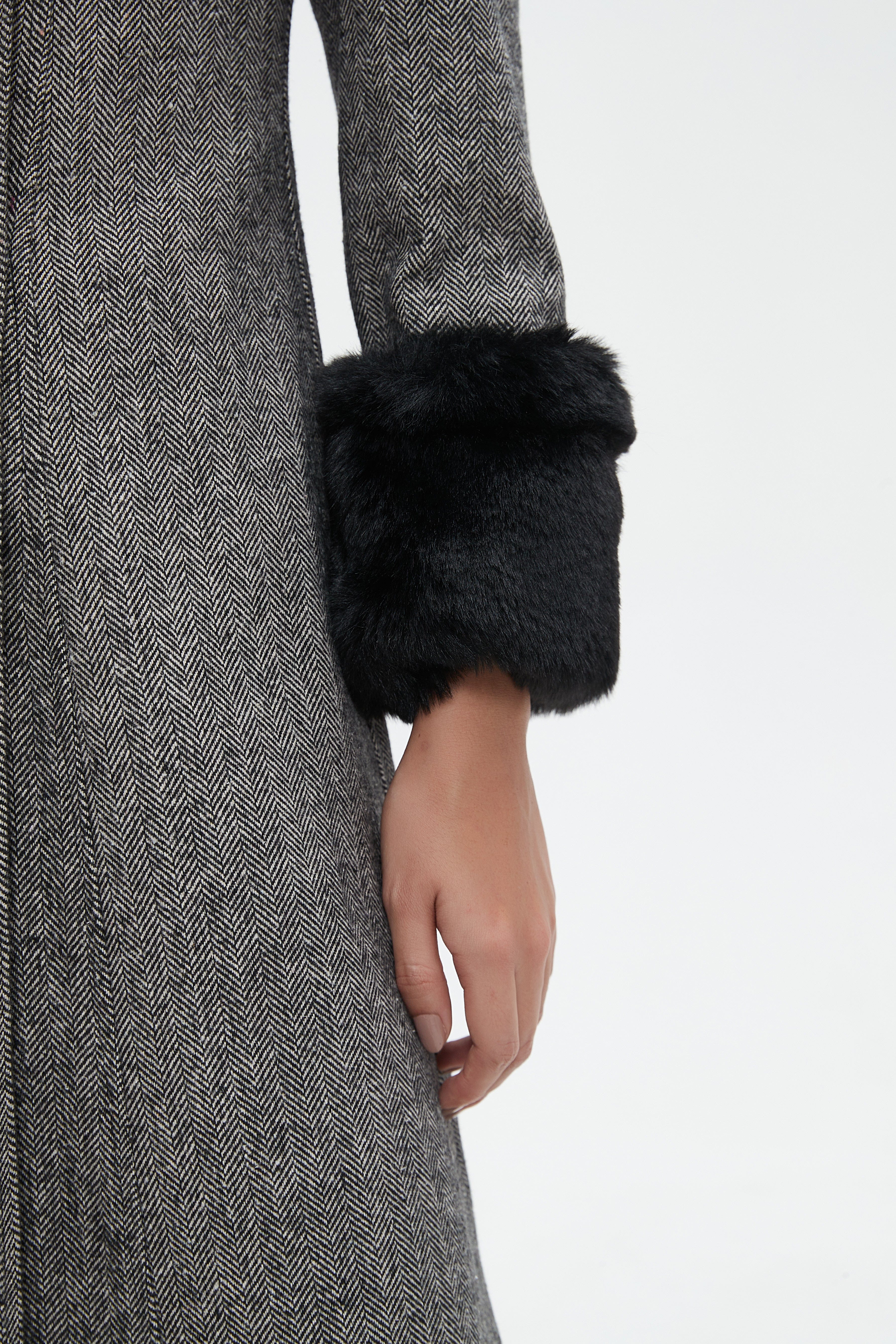 نتشي معطف بأكمام طويلة مزينة بفرو