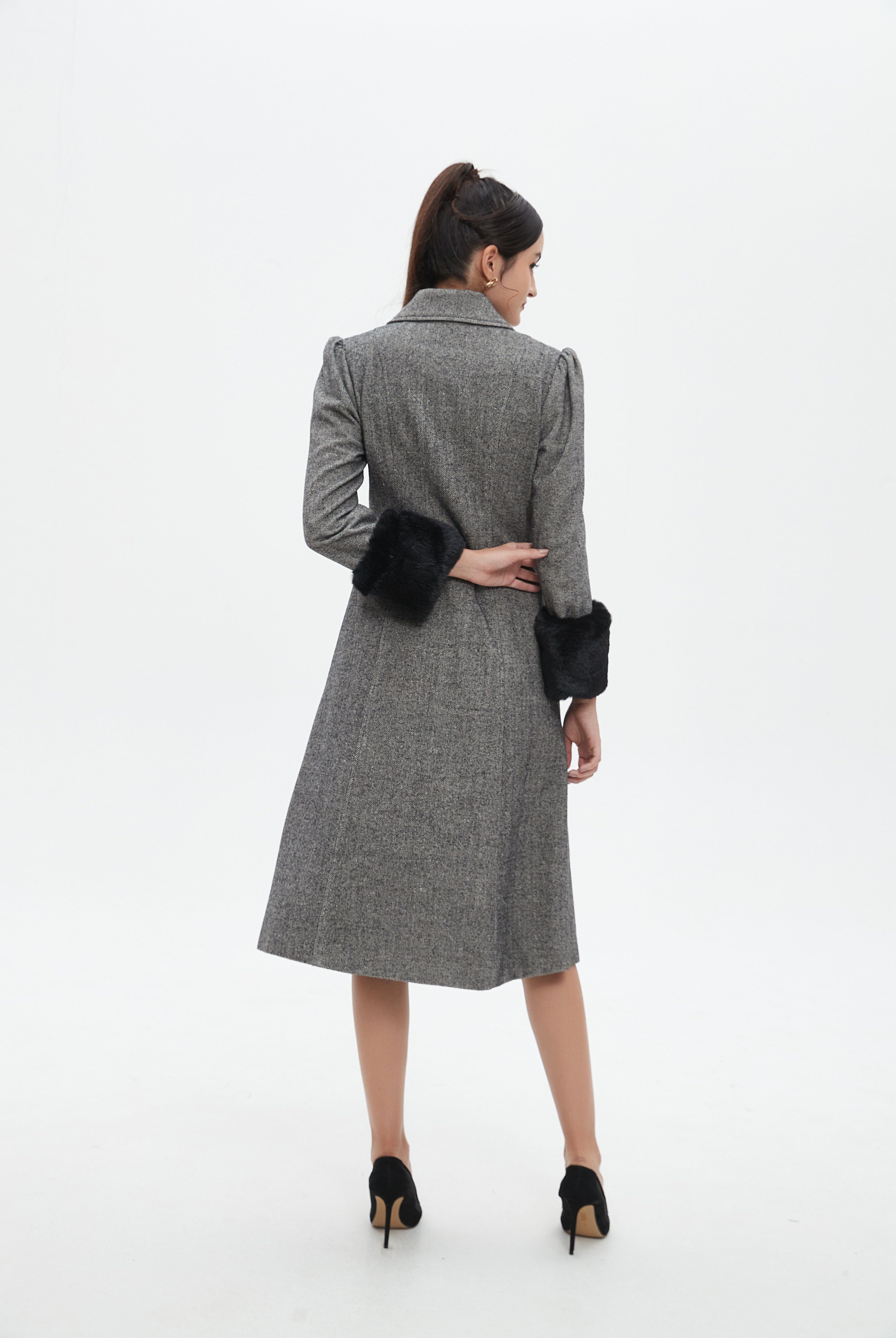 نتشي معطف بأكمام طويلة مزينة بفرو