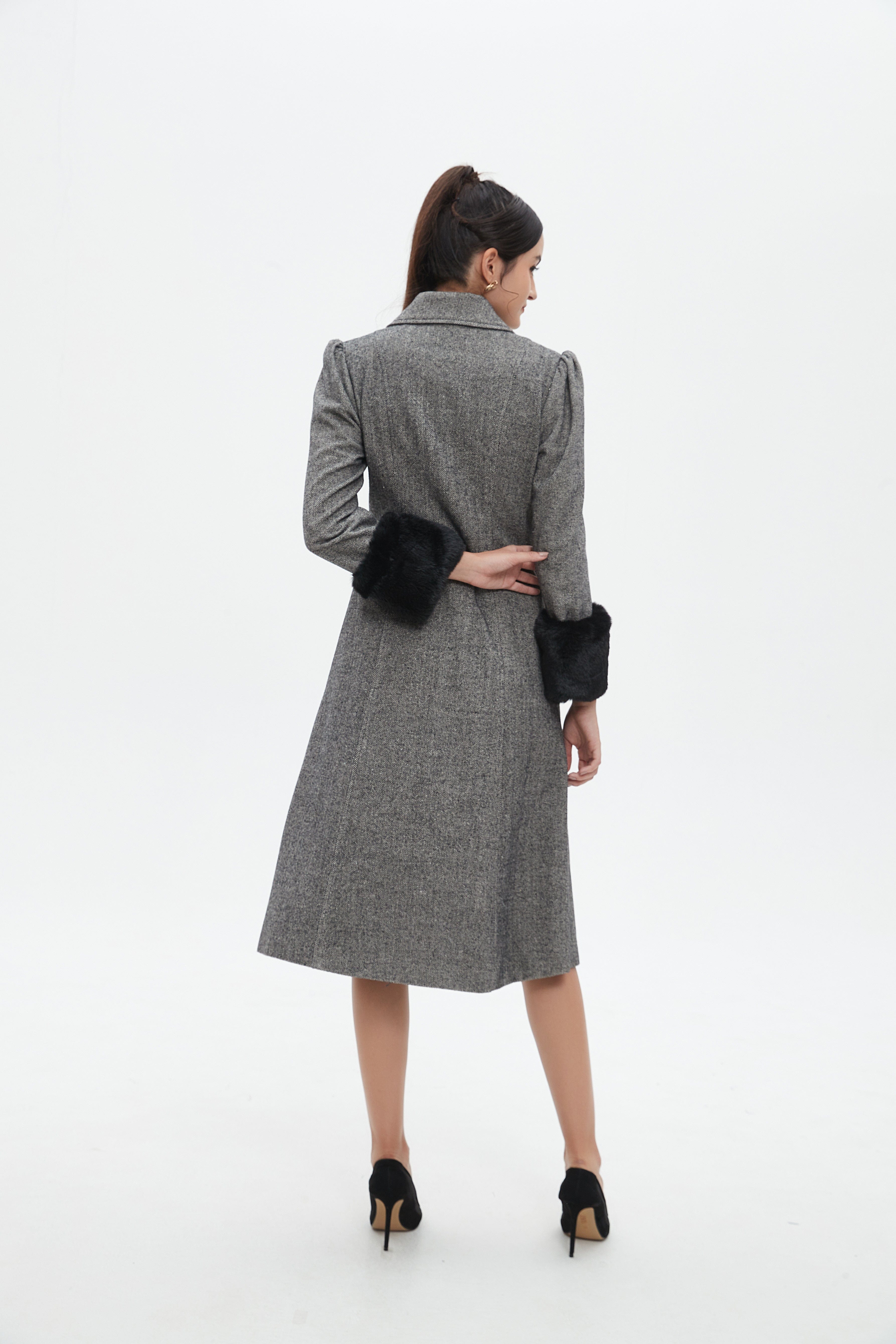 نتشي معطف بأكمام طويلة مزينة بفرو