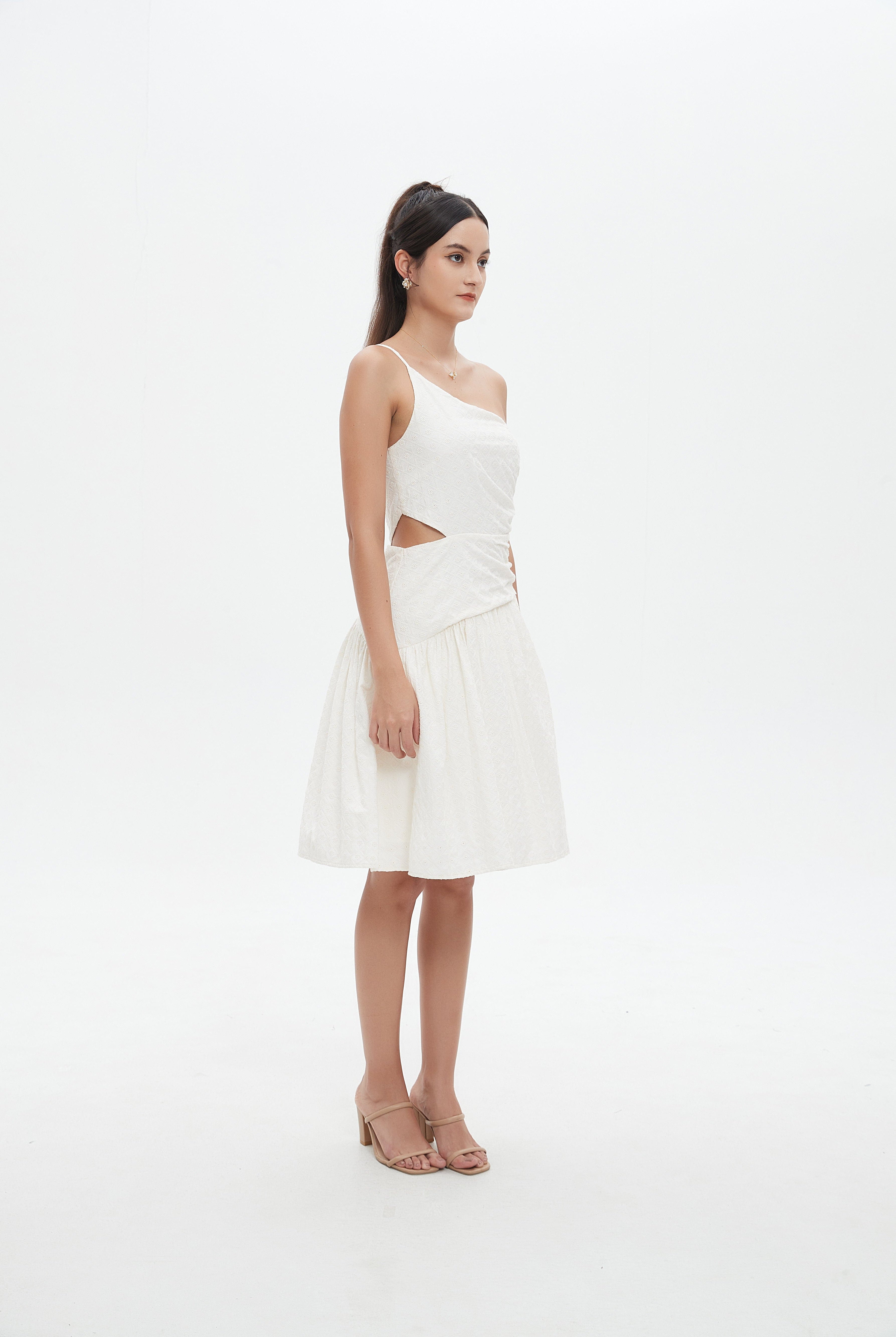 نتشي فستان نسائي حمالة واحدة بقصة لف على الركبة