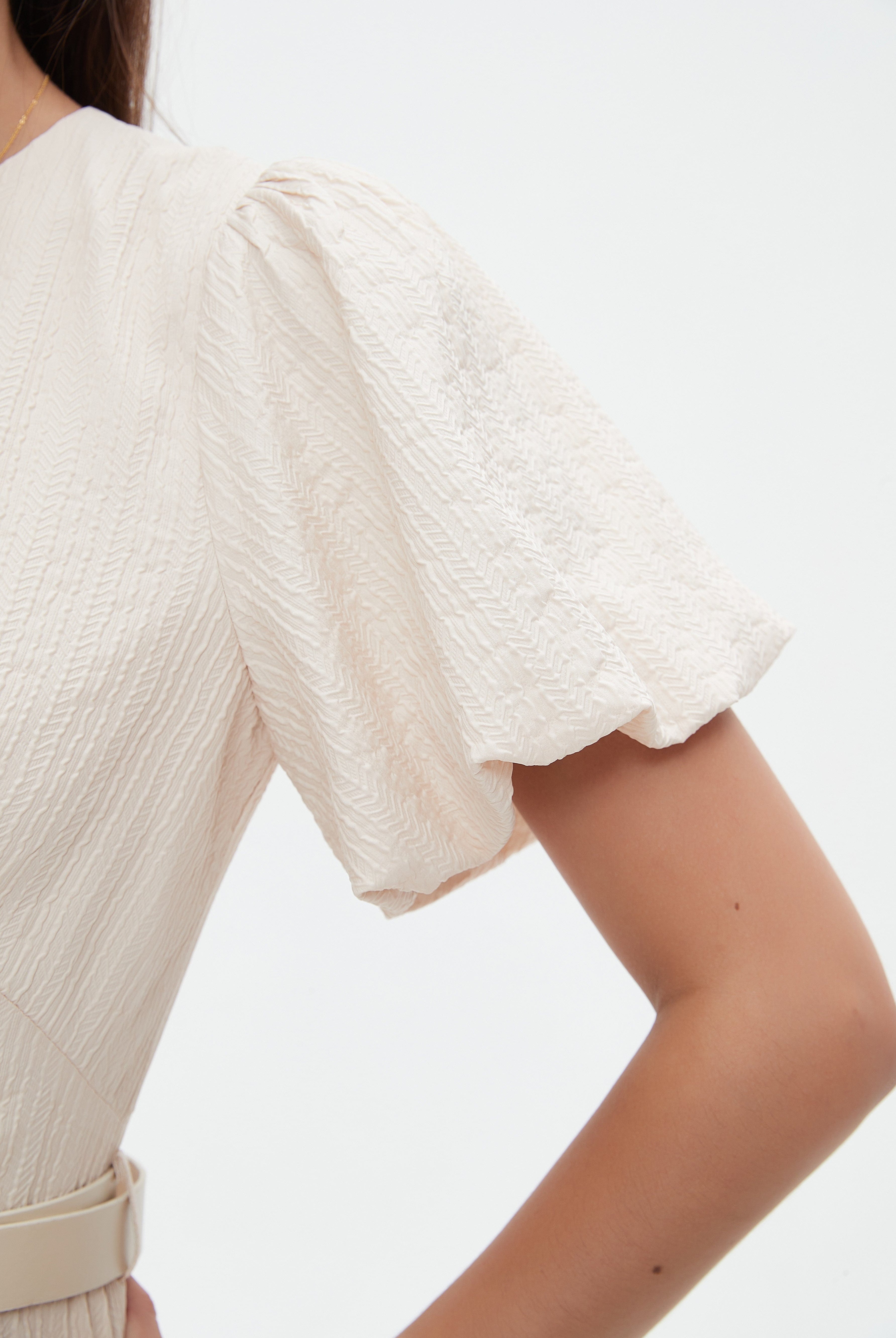 نتشي فستان نسائي قصير بحزام على الخصر ونصف كم سادة