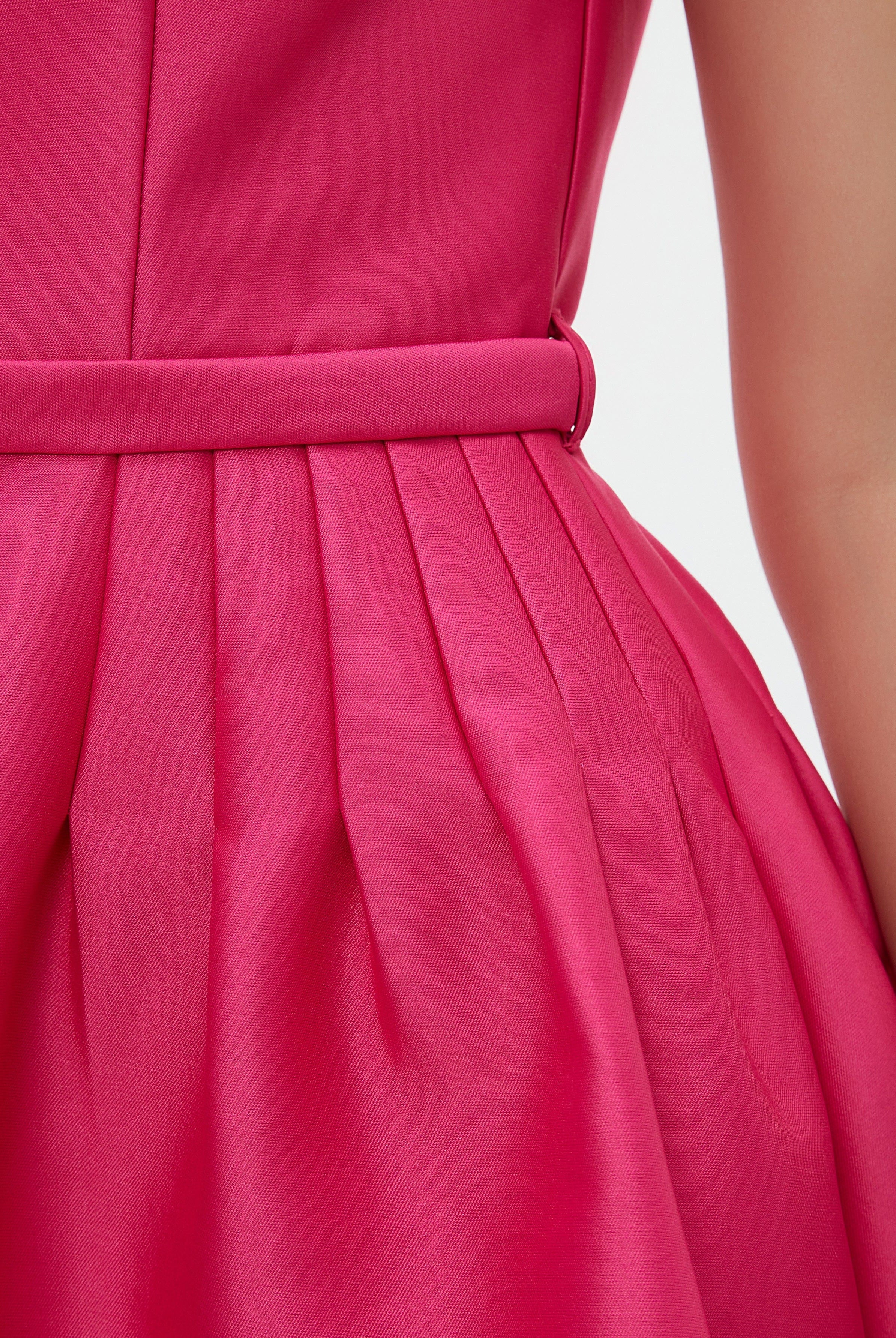 نتشي فستان نسائي كات بقصة مربعة على الصدر سادة على الركبة