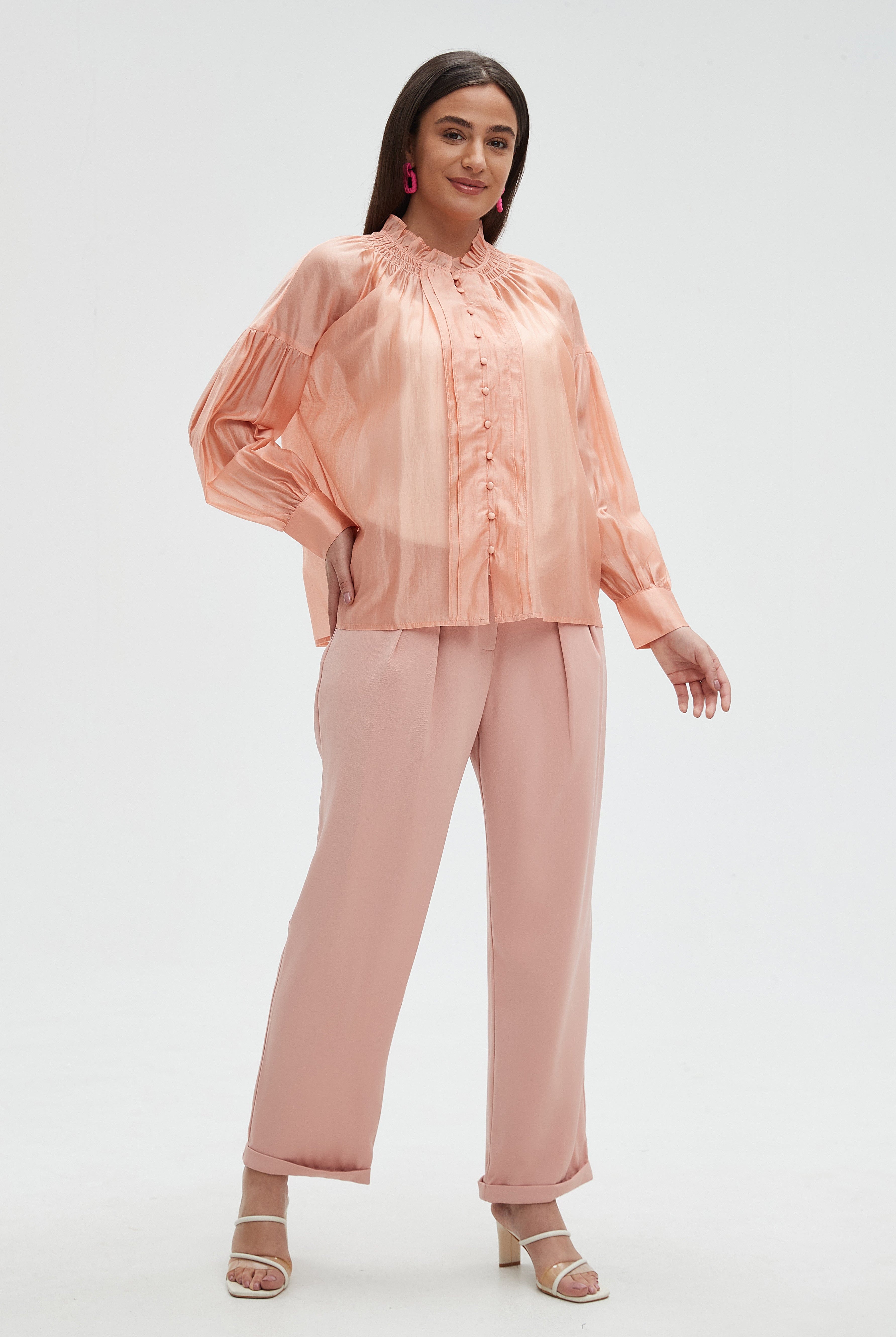 ميكا بلوزة نسائية سادة كشكش عالصدر والرقبة وكم طويل