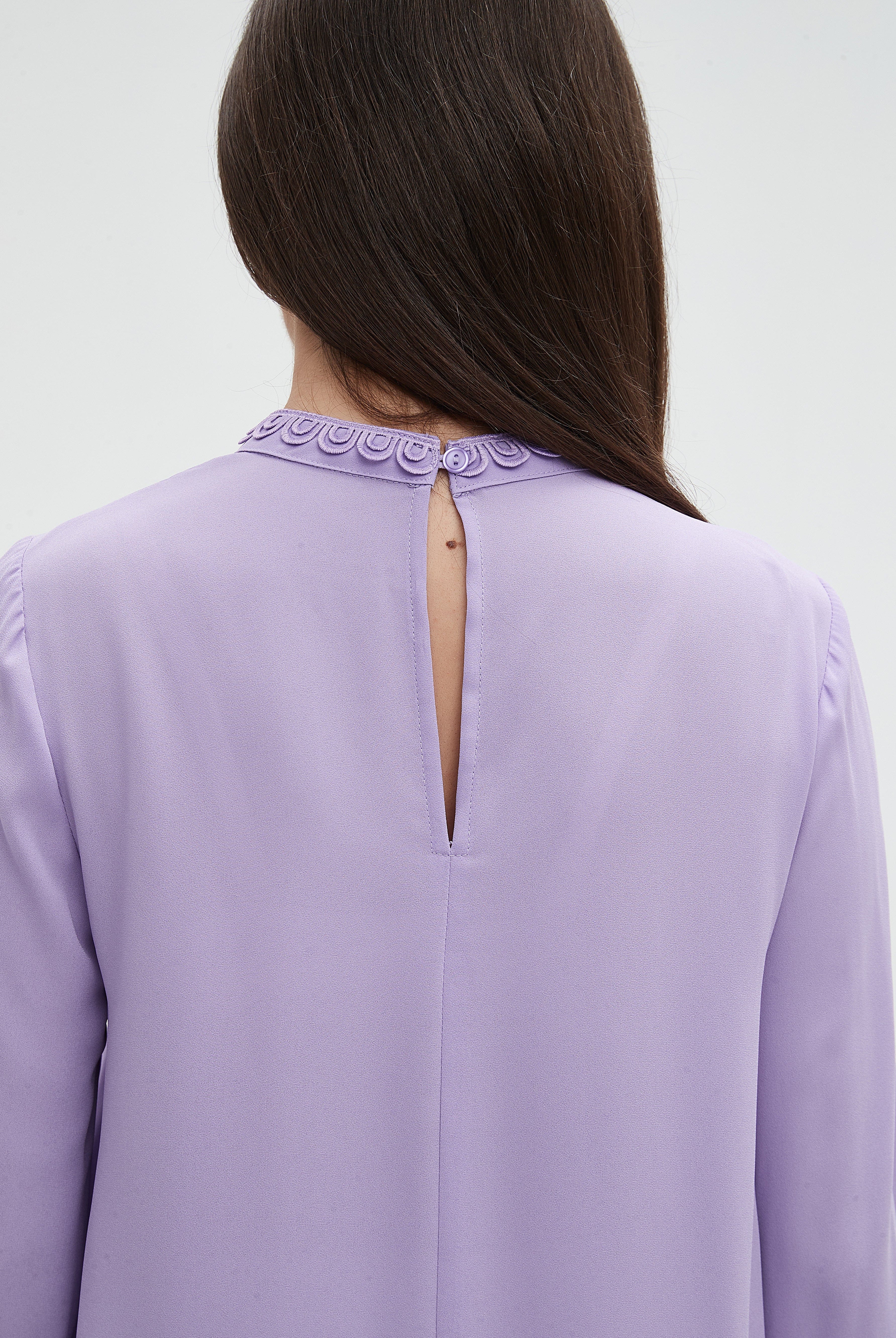 ميكا بلوزة نسائية بتطريز عالرقبة وكم طويل