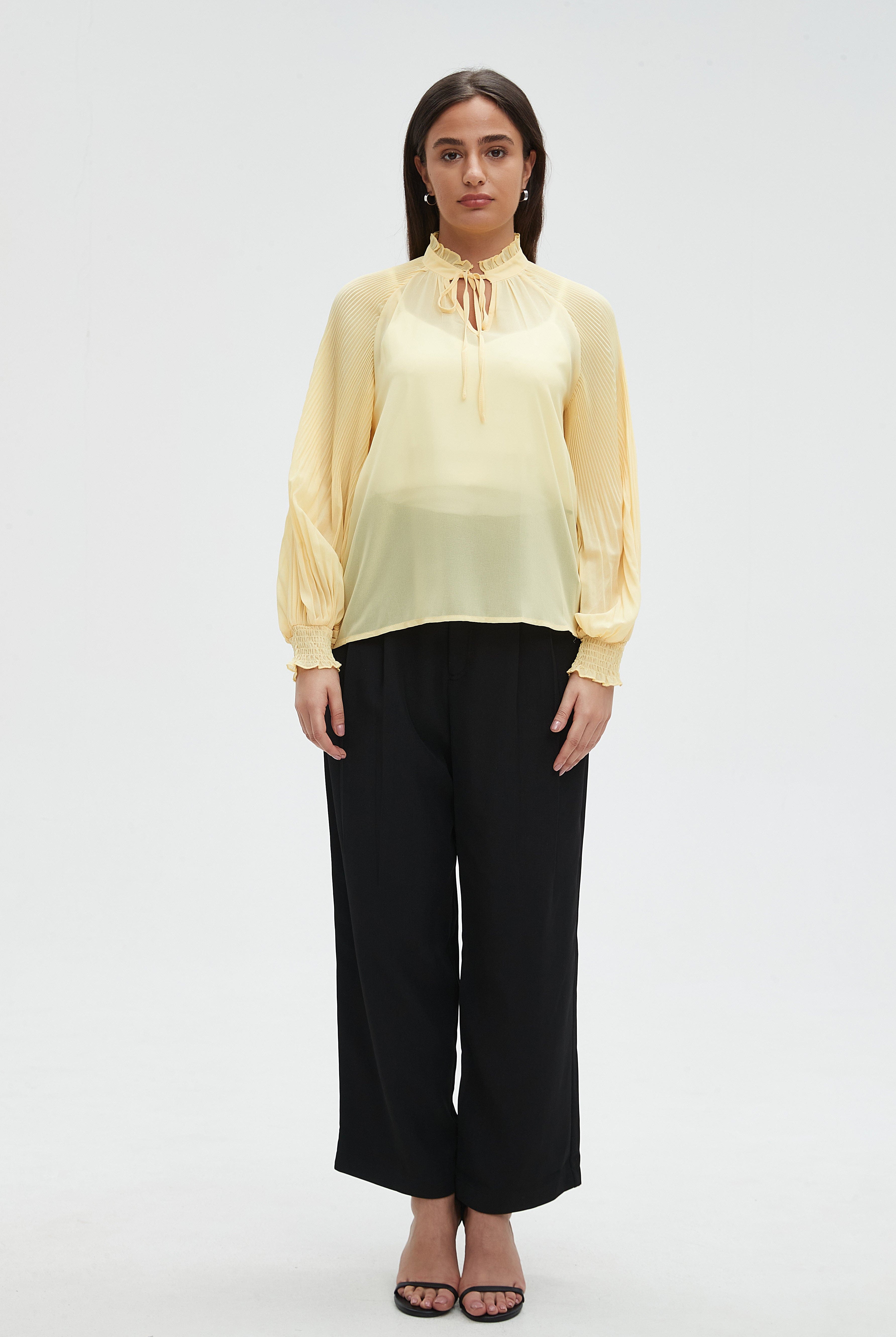 ميكا بلوزة نسائية سادة برباط عالرقبة وكم طويل