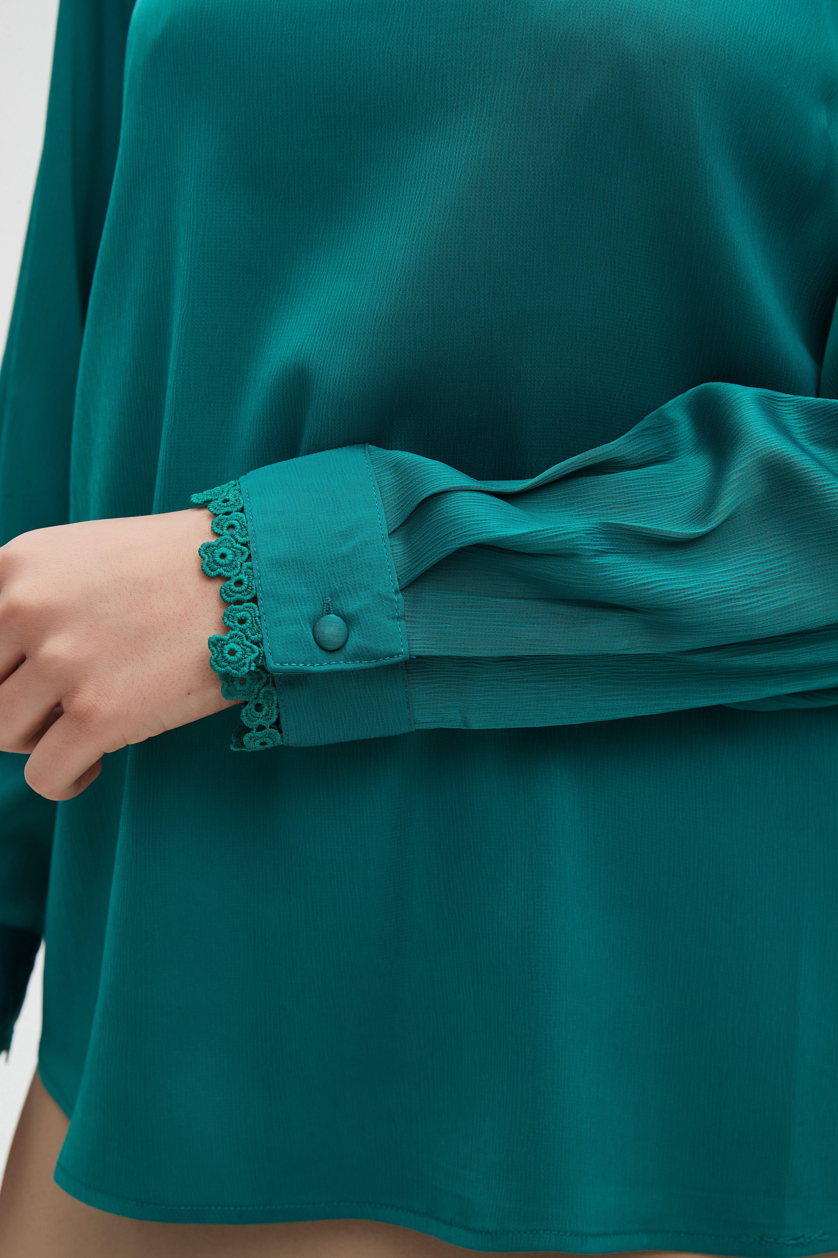 ู
ููุง ุจููุฒุฉ ูุณุงุฆูุฉ ุจุฃูู
ุงู
ุทูููุฉ ูููุดุฉ ุนูู ุงููุฏ