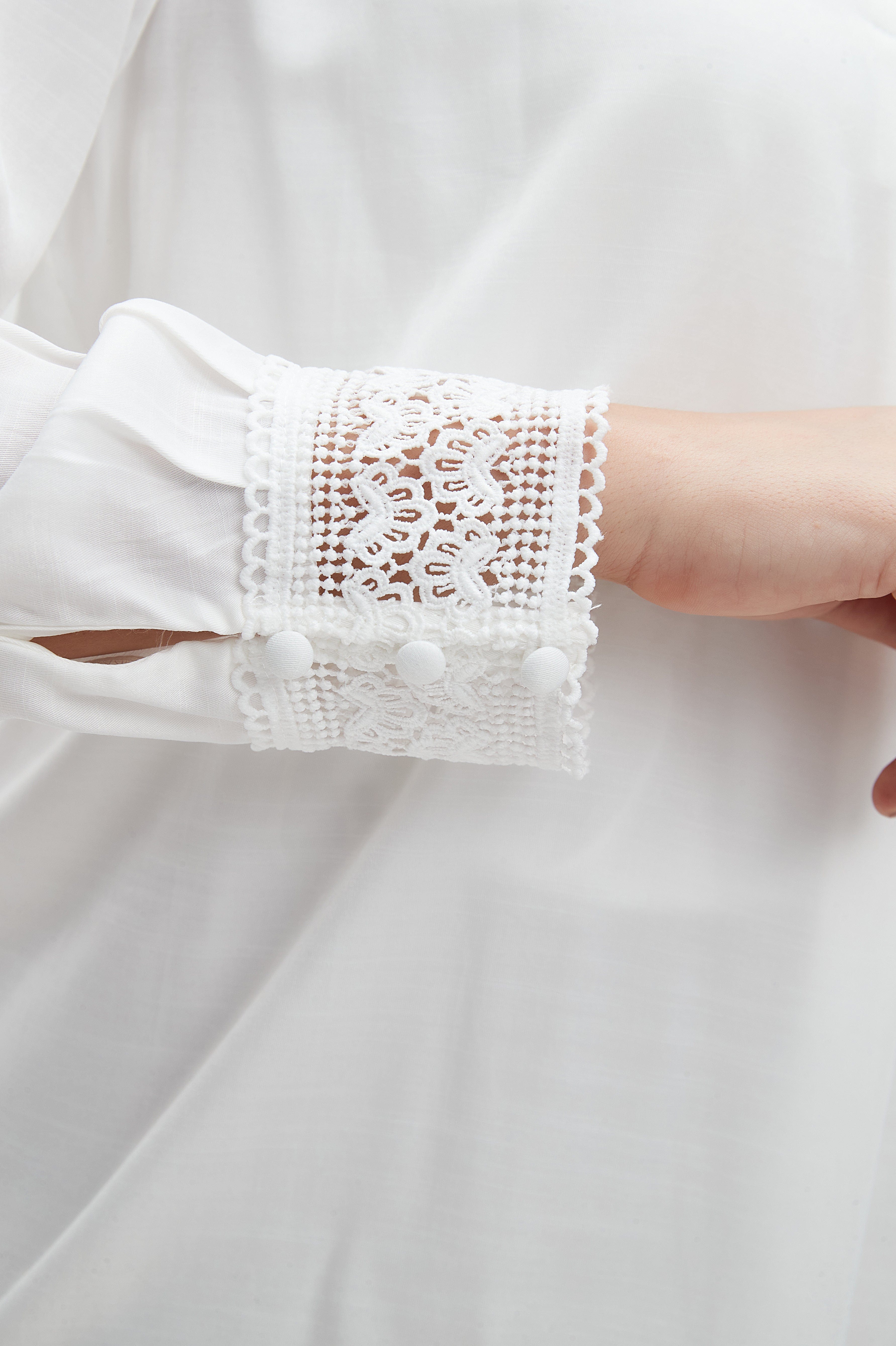 ู
ููุง ุจููุฒุฉ ูุณุงุฆูุฉ ุจุฃูู
ุงู
ุทูููุฉ ูููุดุฉ ุนูู ุงููุฏ