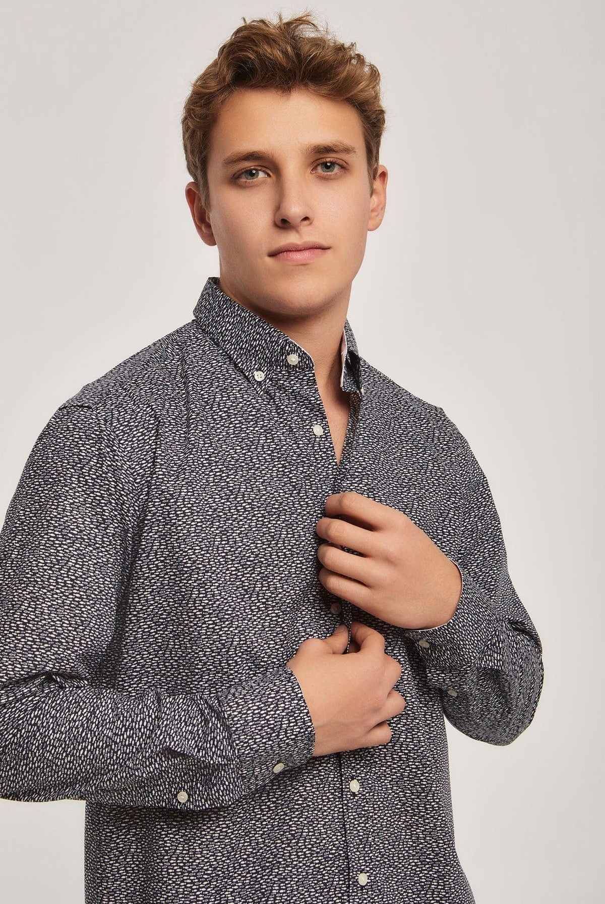 داليدرس قميص منقط بأزرار أمامية كم طويل رجالي نيلي