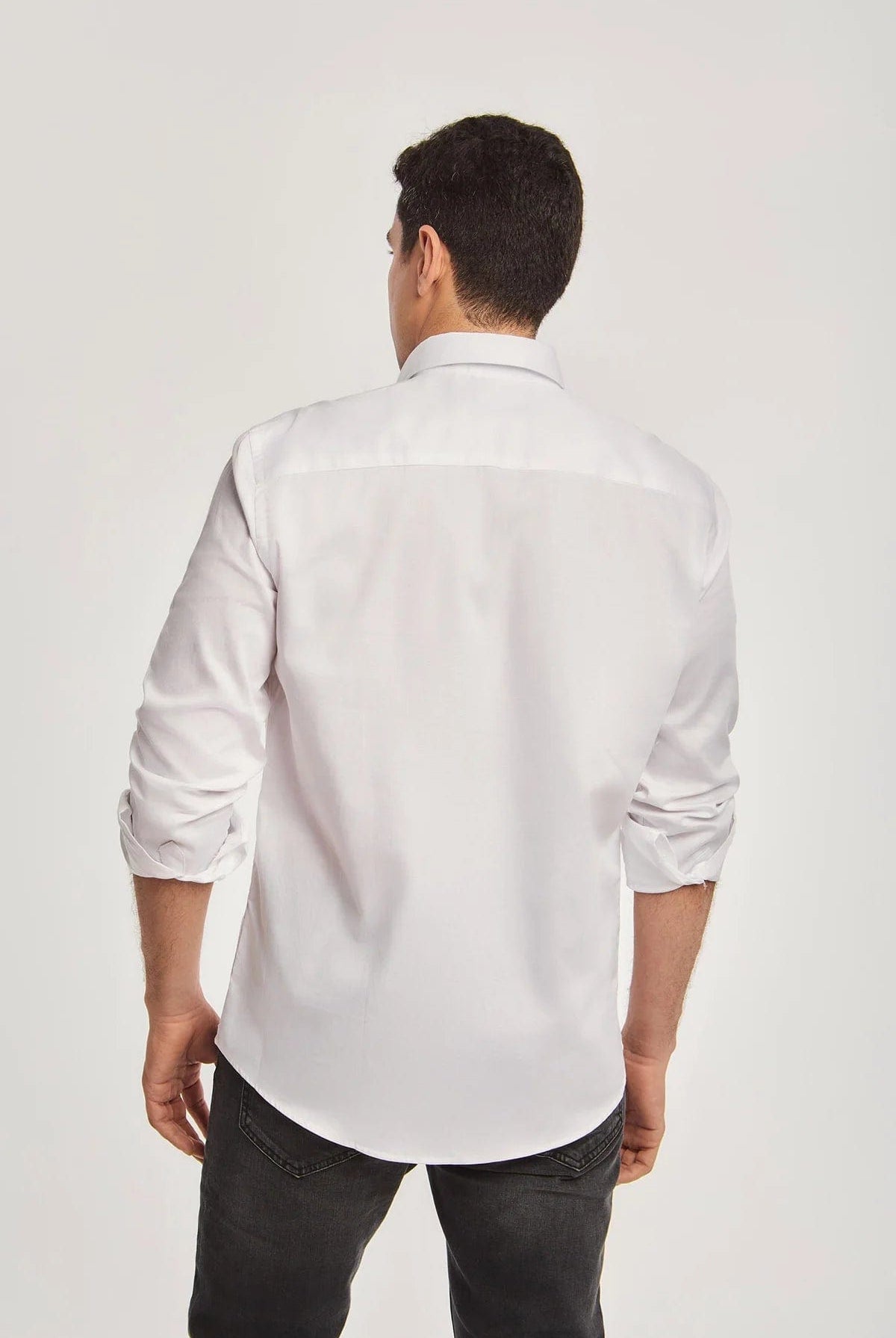 داليدرس قميص بجيوب أمامة كم طويل رجالي أبيض