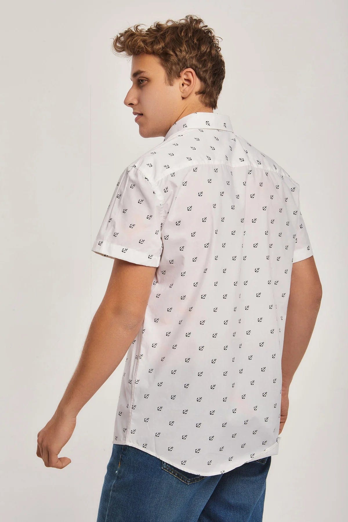 داليدرس قميص منقوش نص كم بأزرار أمامية رجالي أبيض