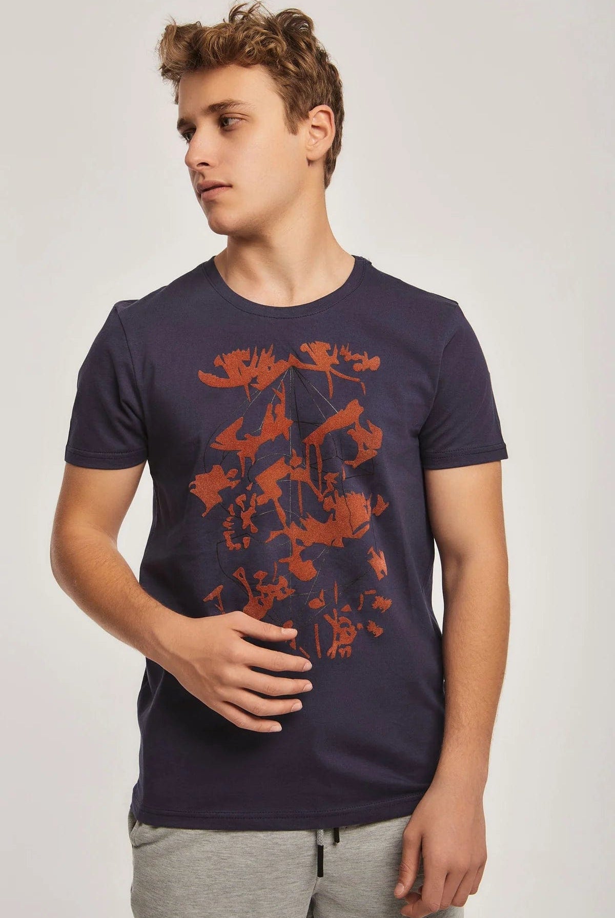 داليدرس تيشيرت منقوش من الصدر نص كم رجالي