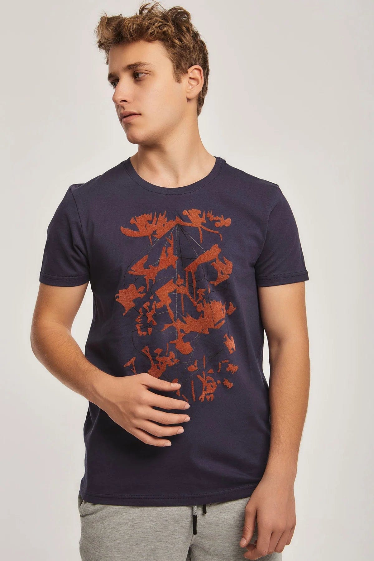 داليدرس تيشيرت منقوش من الصدر نص كم رجالي