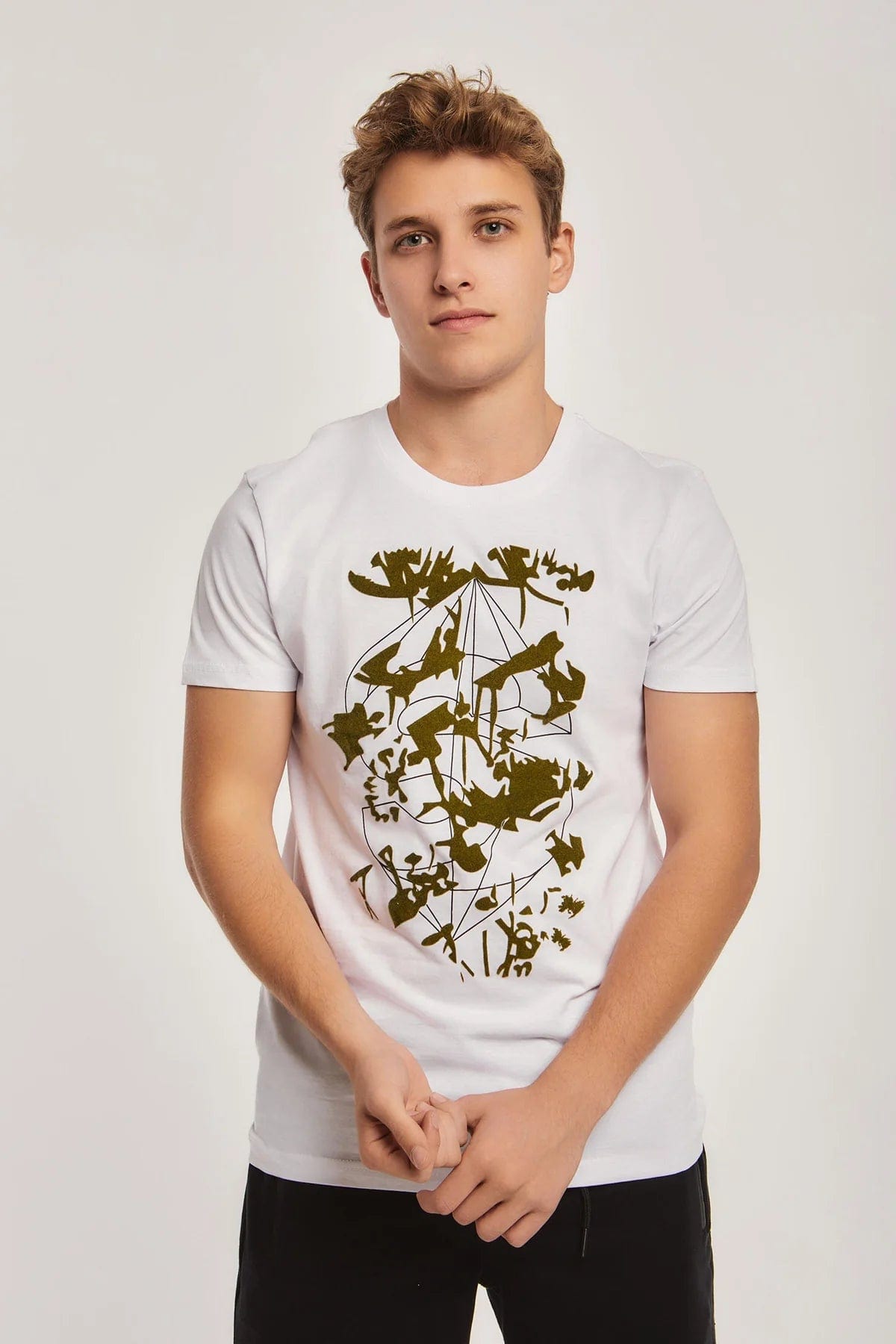 داليدرس تيشيرت منقوش من الصدر نص كم رجالي