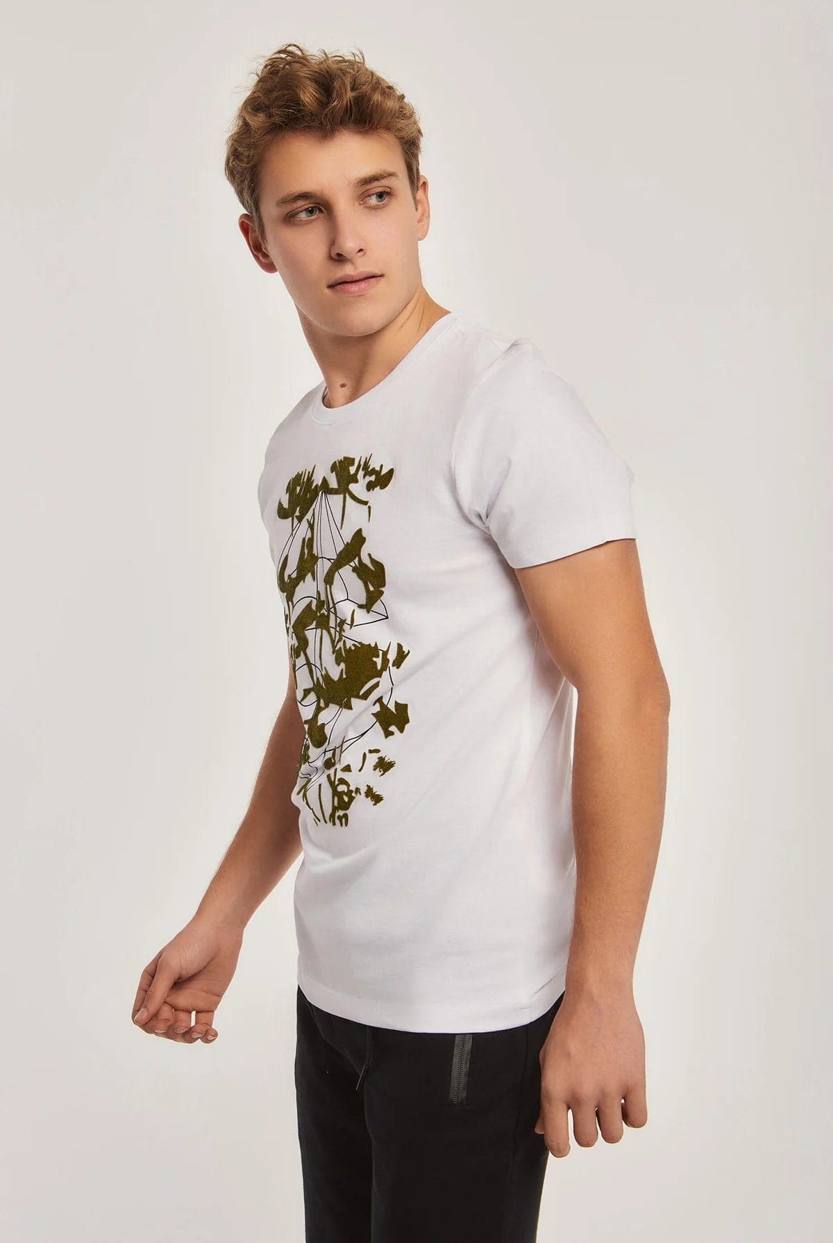 داليدرس تيشيرت منقوش من الصدر نص كم رجالي