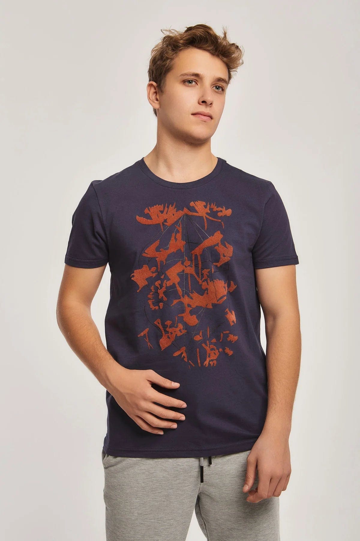 داليدرس تيشيرت منقوش من الصدر نص كم رجالي