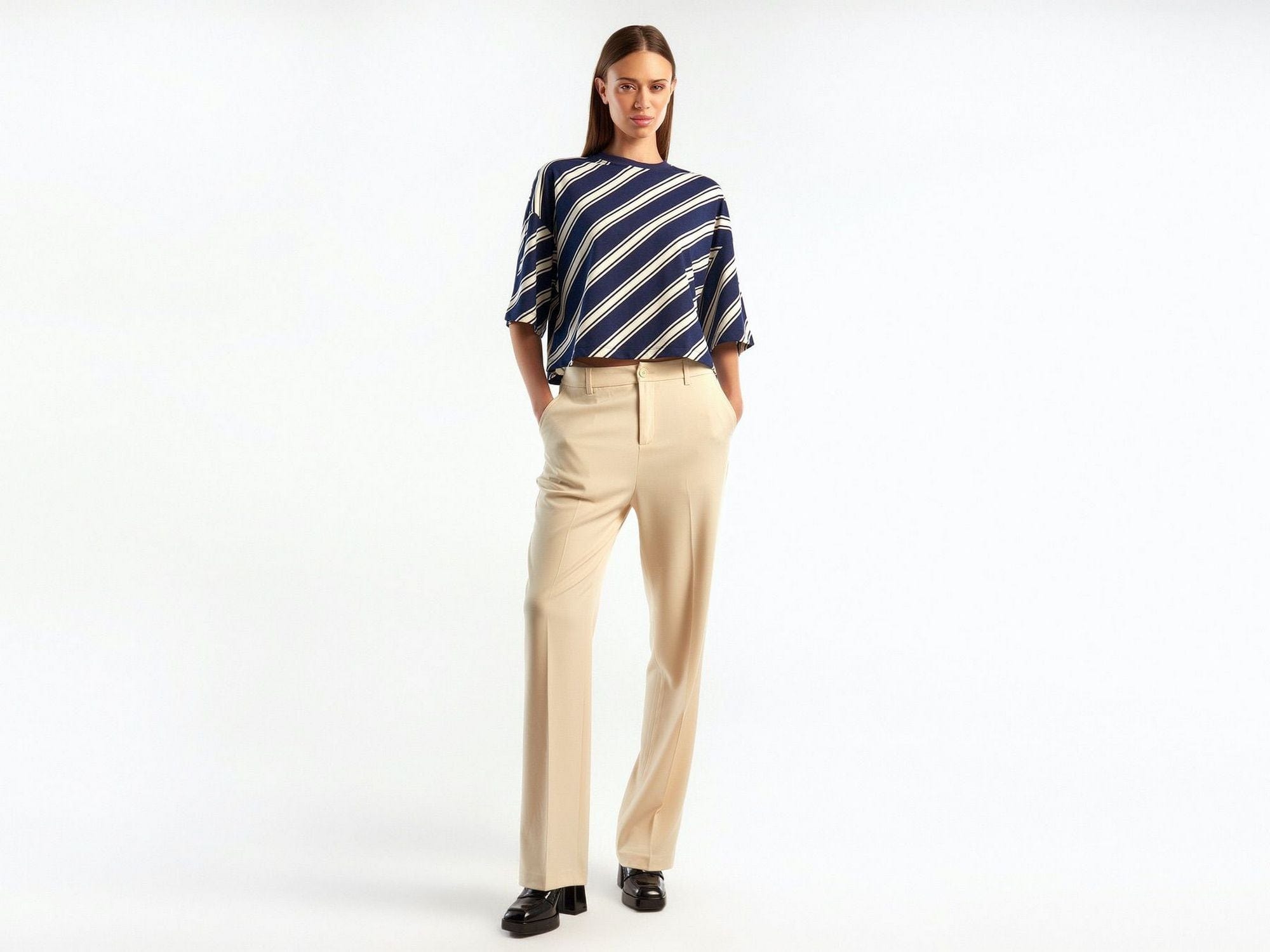 يونايتد كولورز اوف بينيتون بلوزة نسائية أوفر سايز قصيرة مخططة