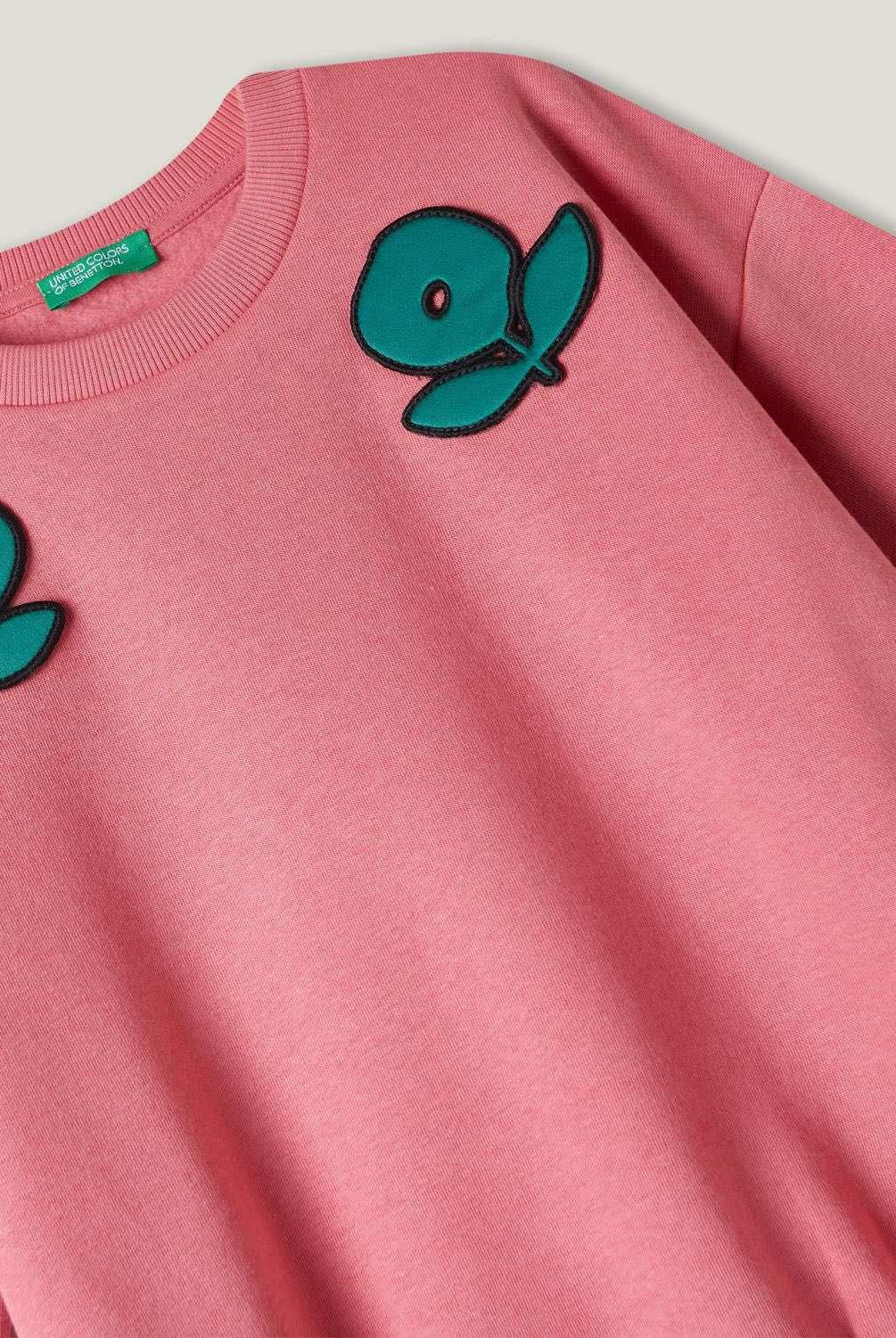 يونايتد كولورز اوف بينيتون سويتشيرت بناتي مزين بوردة على الكتف