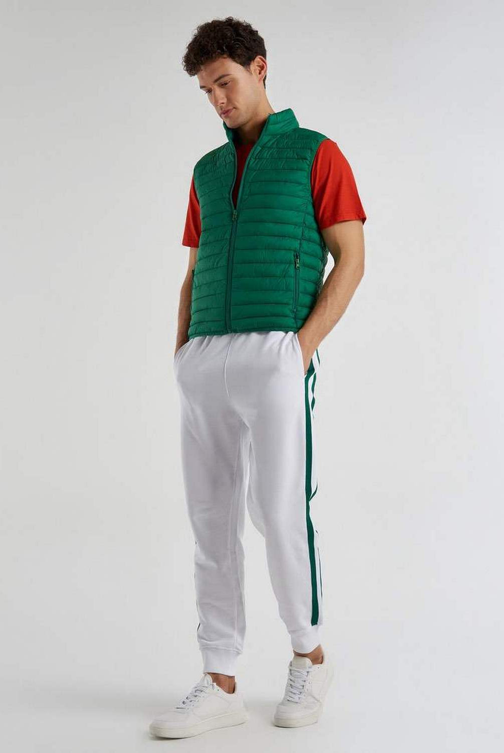 يونايتد كولورز اوف بينيتون جاكيت نفخ شبابي بدون أكمام مبطن