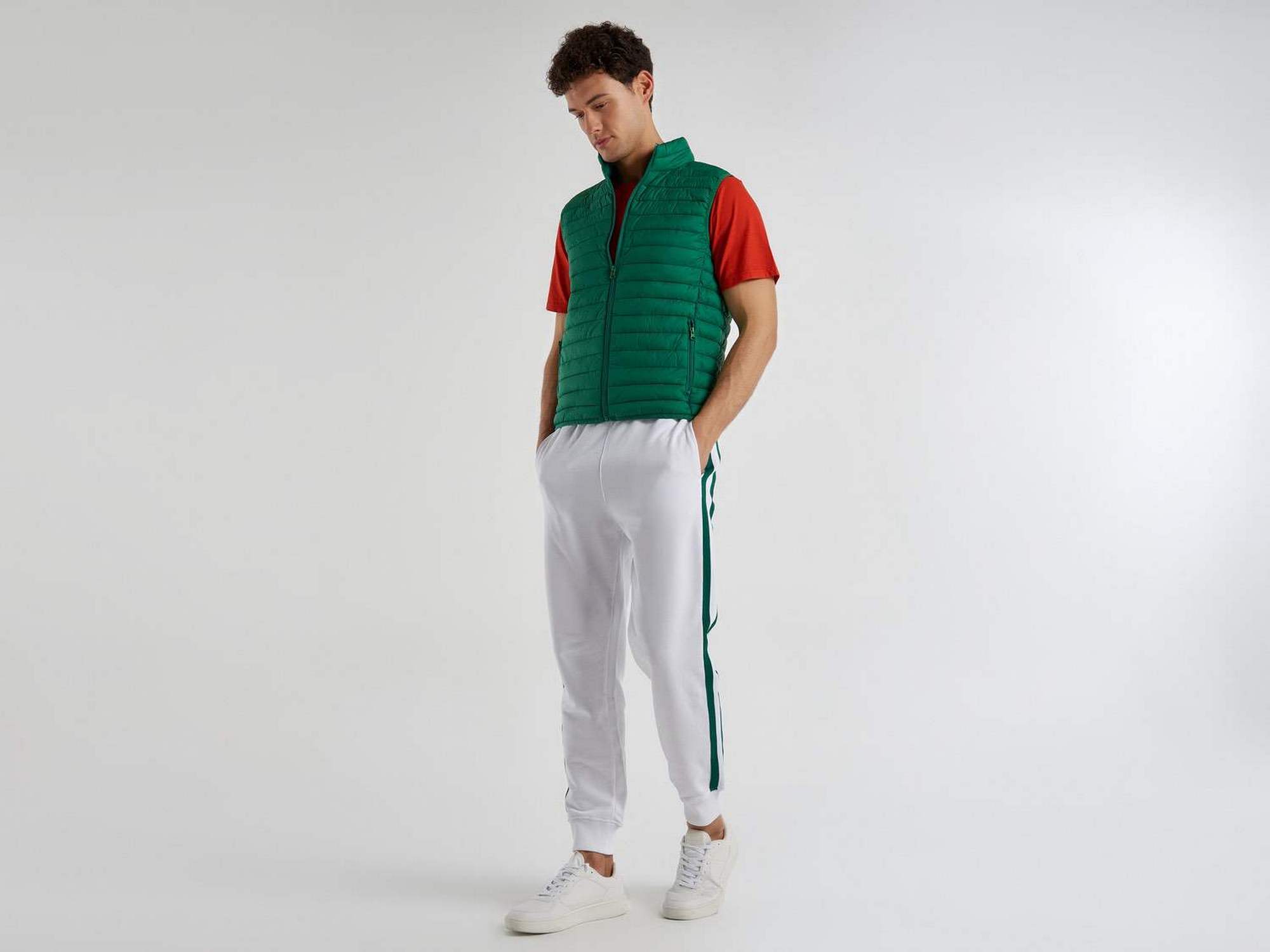 يونايتد كولورز اوف بينيتون جاكيت نفخ شبابي بدون أكمام مبطن