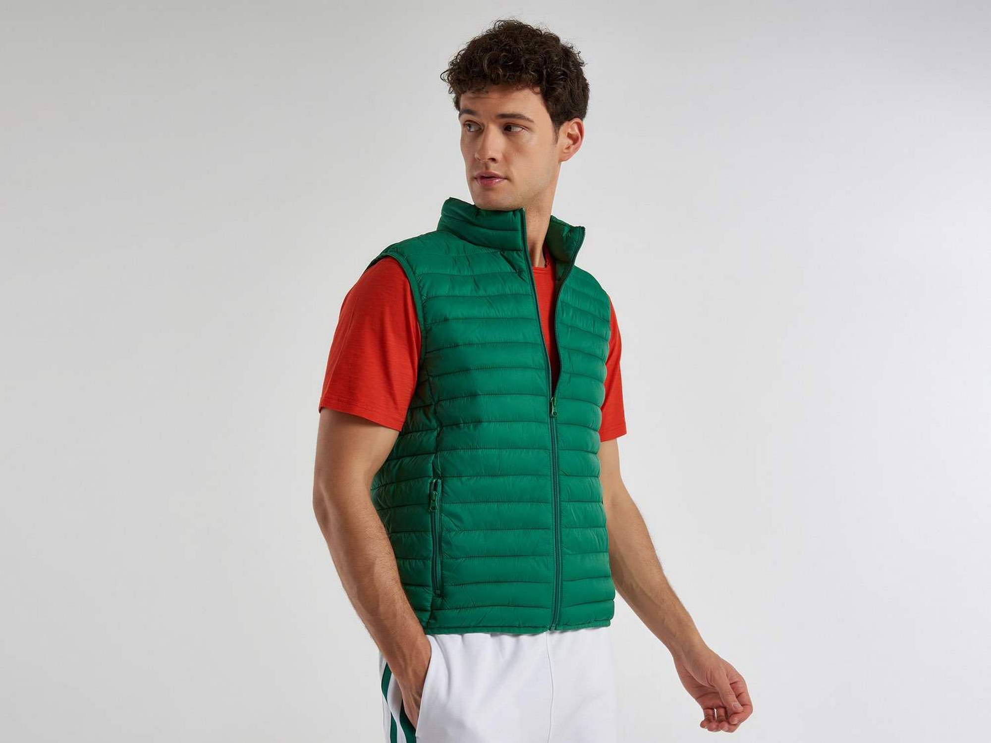 يونايتد كولورز اوف بينيتون جاكيت نفخ شبابي بدون أكمام مبطن