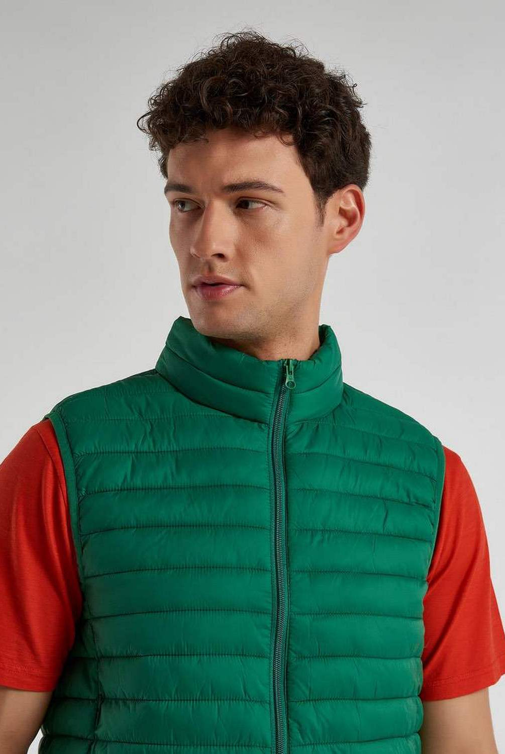 يونايتد كولورز اوف بينيتون جاكيت نفخ شبابي بدون أكمام مبطن