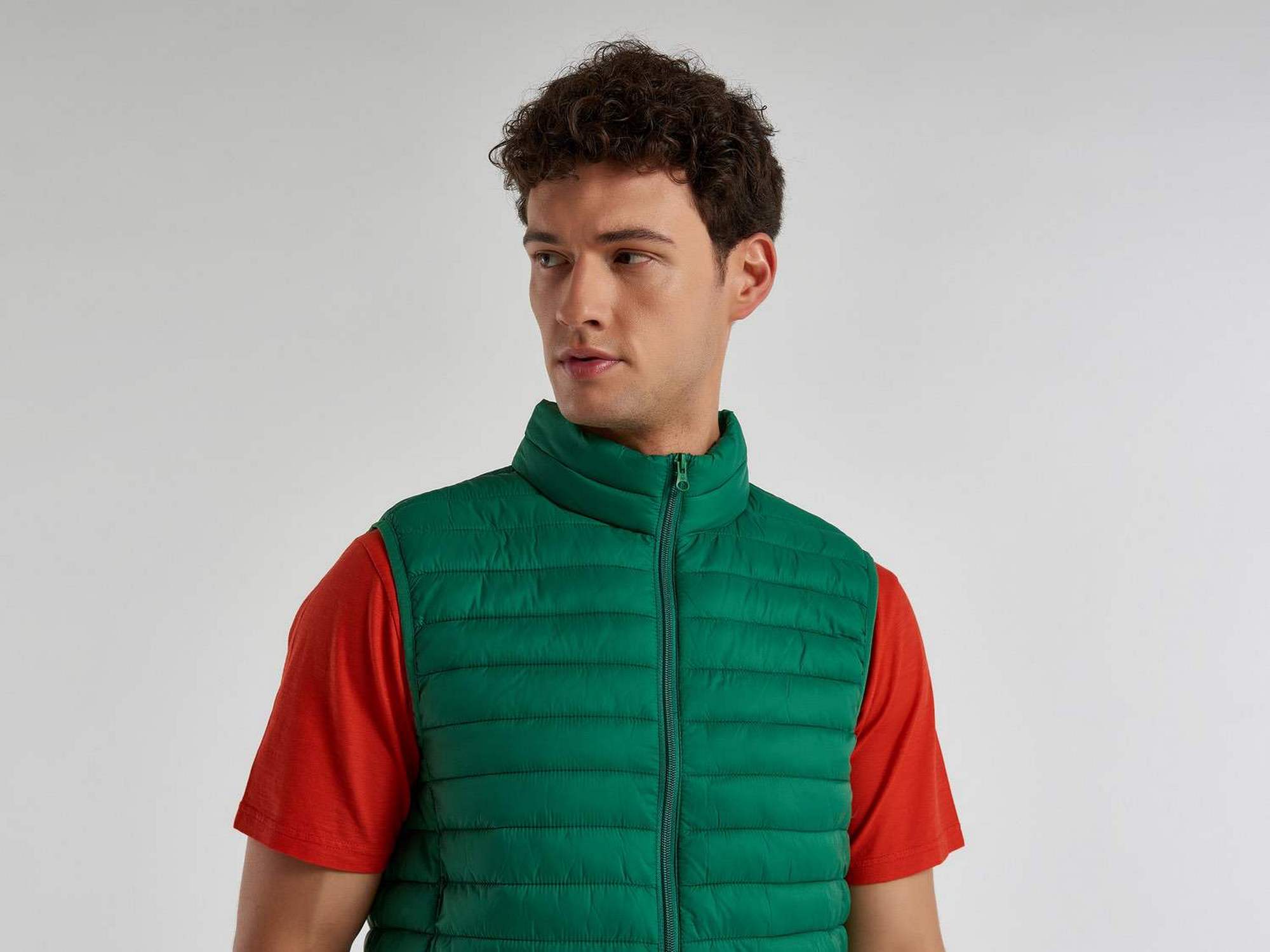 يونايتد كولورز اوف بينيتون جاكيت نفخ شبابي بدون أكمام مبطن