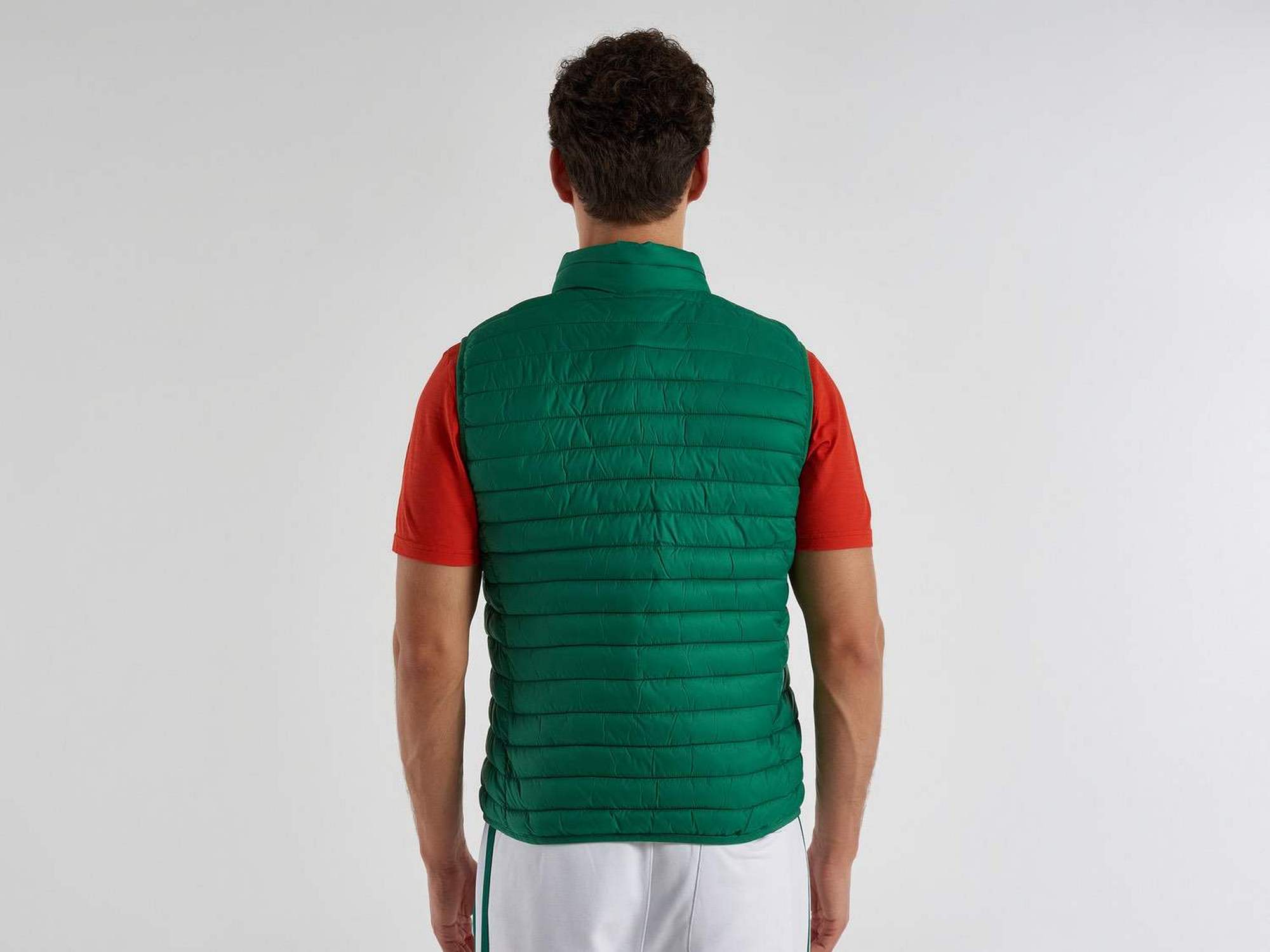 يونايتد كولورز اوف بينيتون جاكيت نفخ شبابي بدون أكمام مبطن