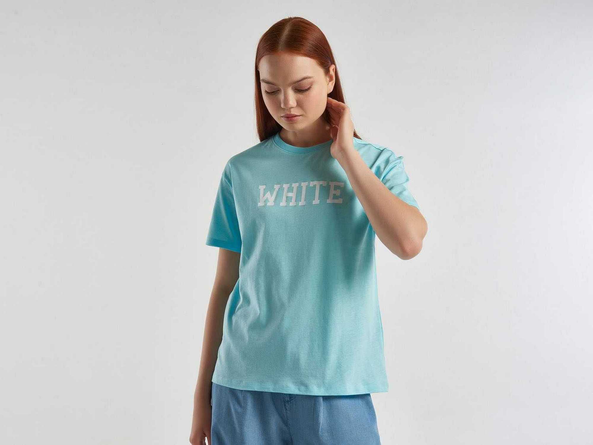 يونايتد كولورز اوف بينيتون تيشيرت بطباعة أمامية نص كم رجالي