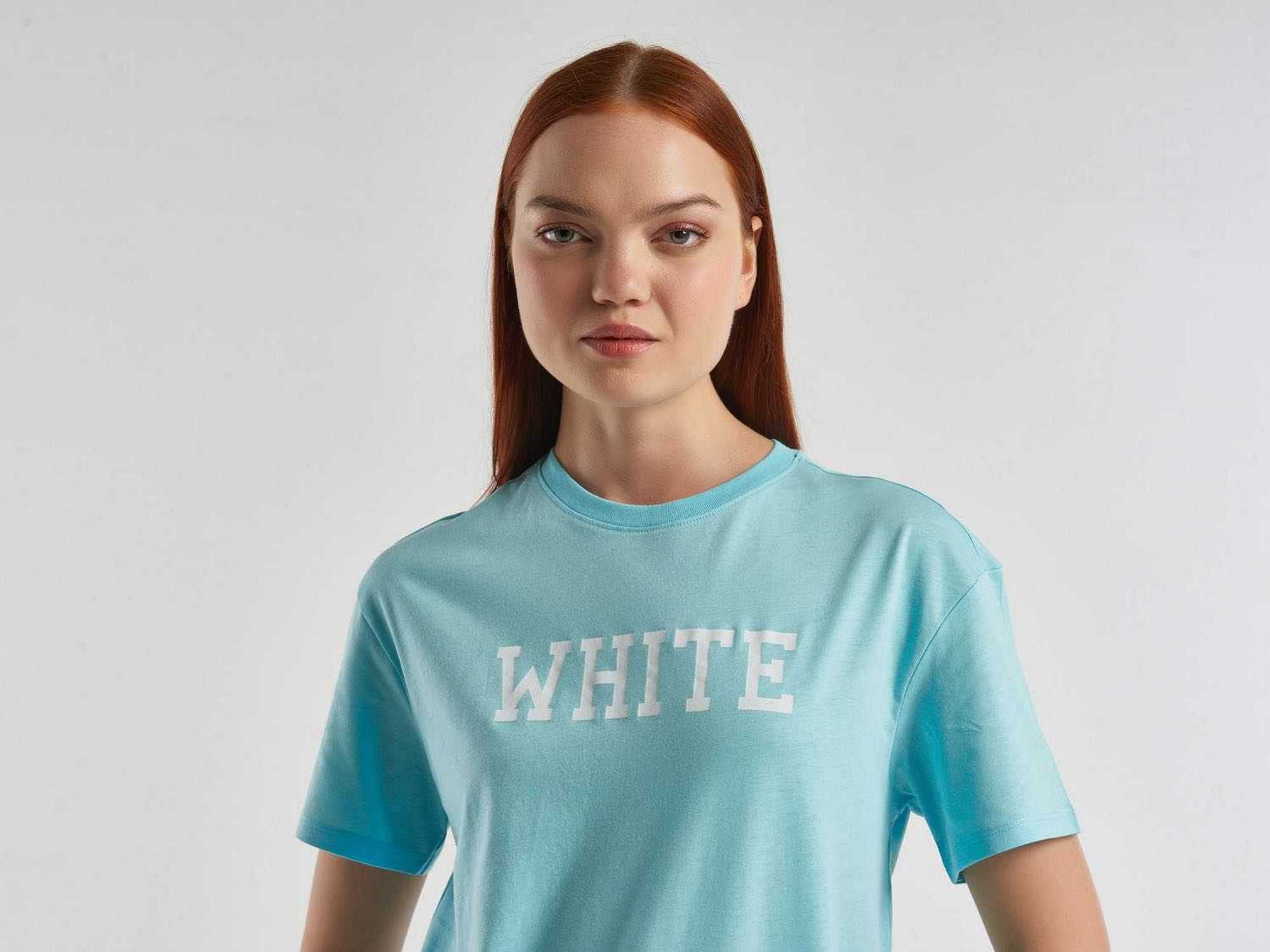 يونايتد كولورز اوف بينيتون تيشيرت بطباعة أمامية نص كم رجالي