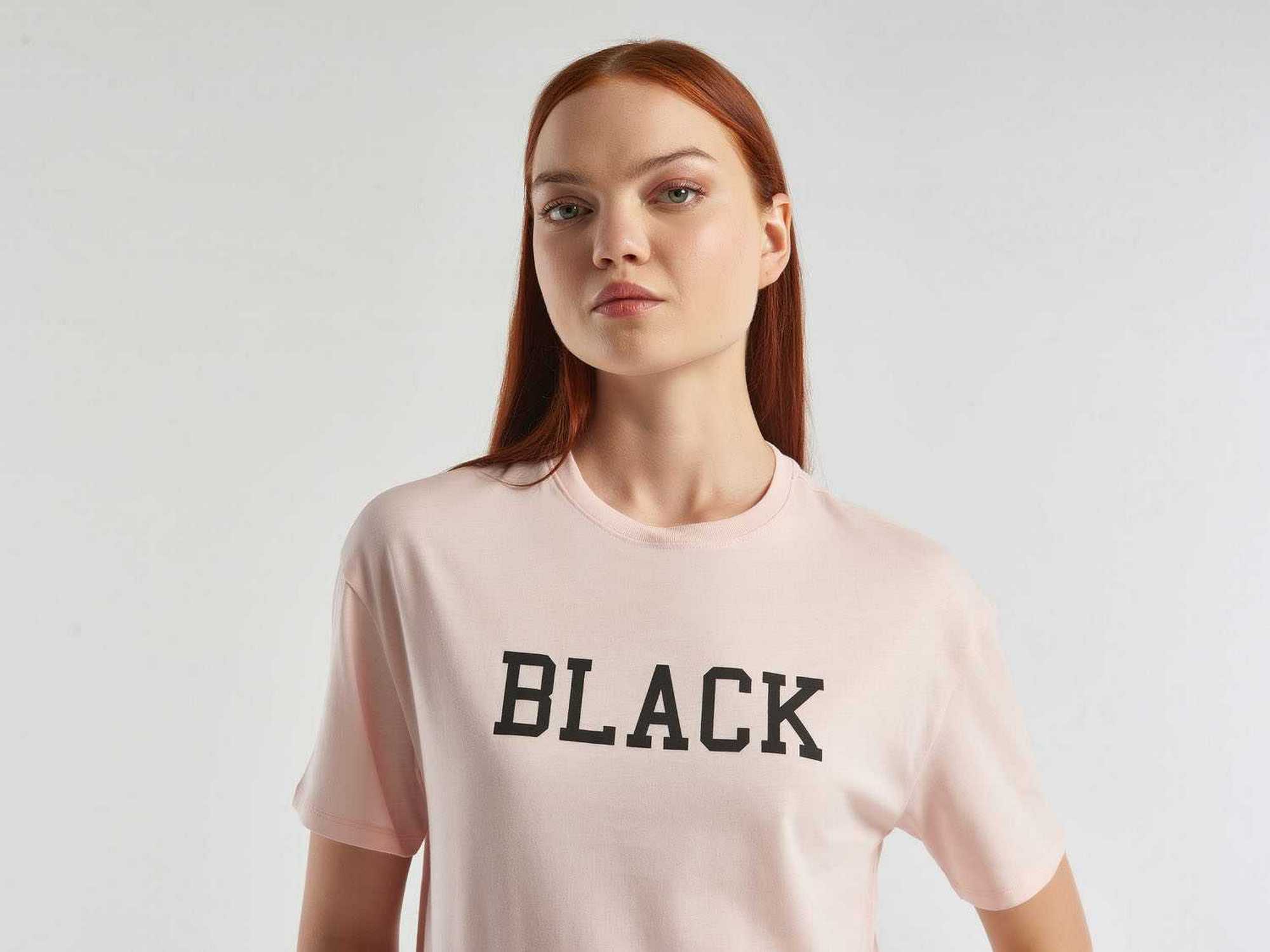 يونايتد كولورز اوف بينيتون تيشيرت بطباعة أمامية نص كم رجالي