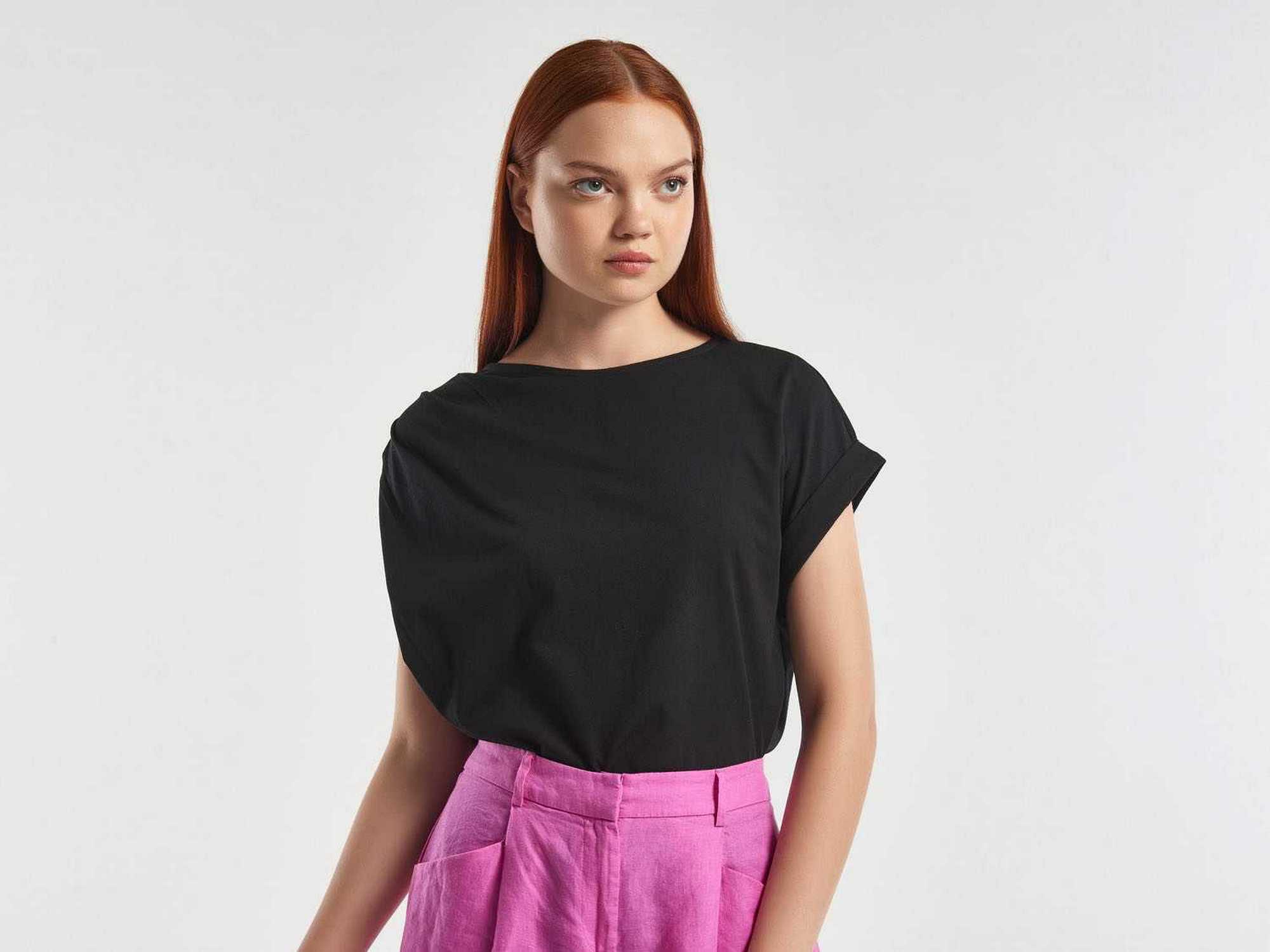 يونايتد كولورز اوف بينيتون تيشيرت نسائي سادة برقبة دائرية