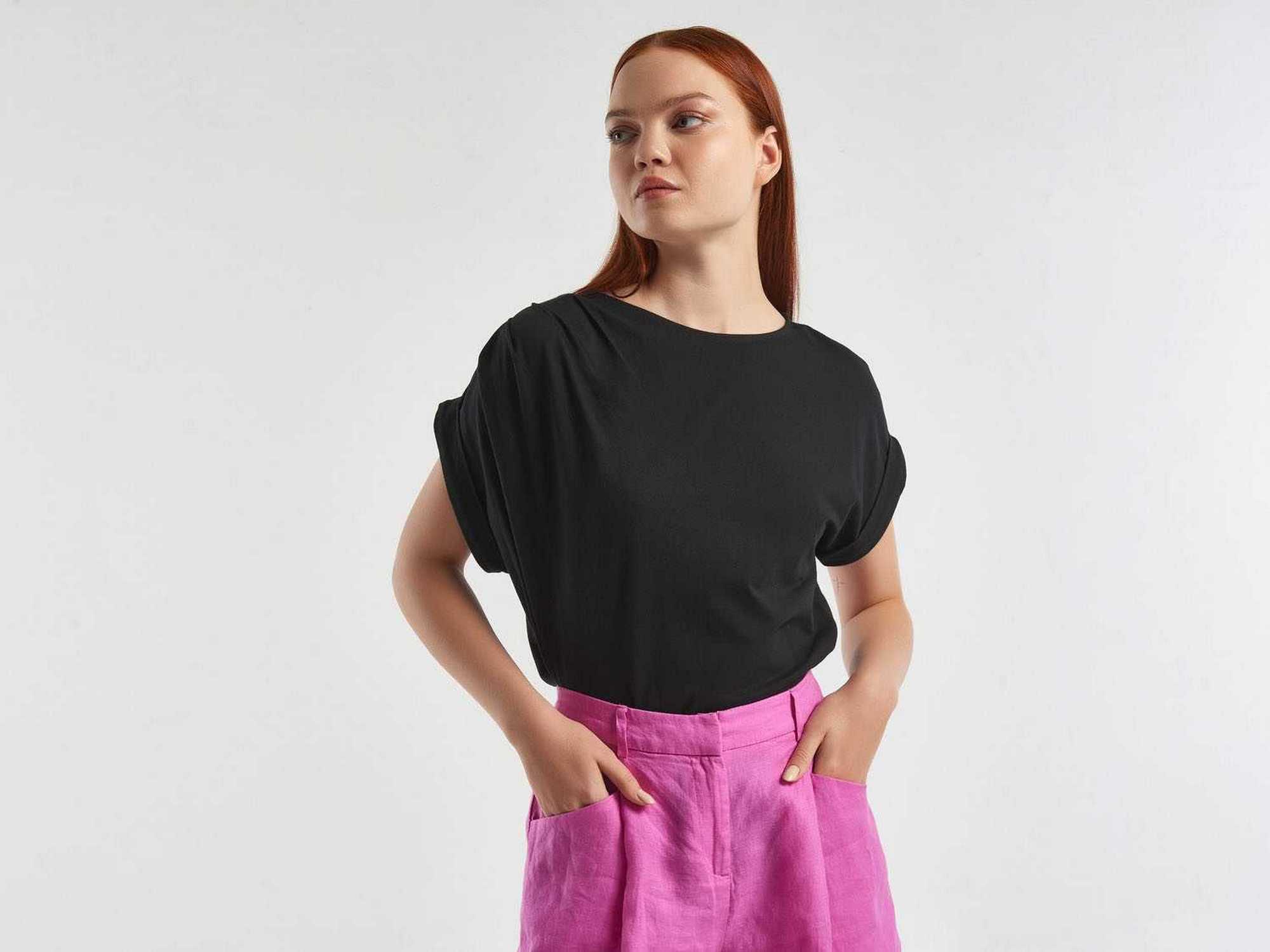 يونايتد كولورز اوف بينيتون تيشيرت نسائي سادة برقبة دائرية