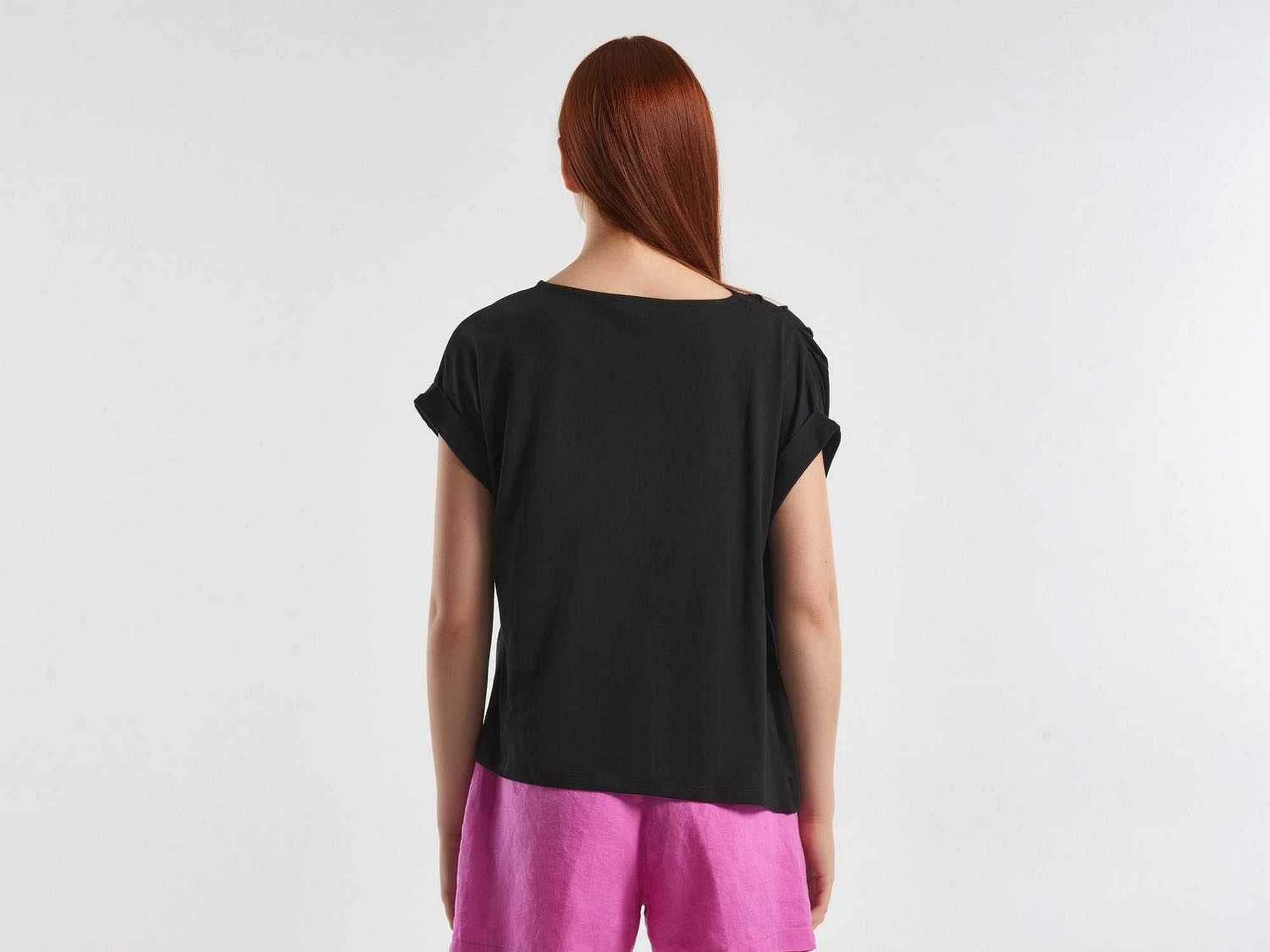 يونايتد كولورز اوف بينيتون تيشيرت نسائي سادة برقبة دائرية