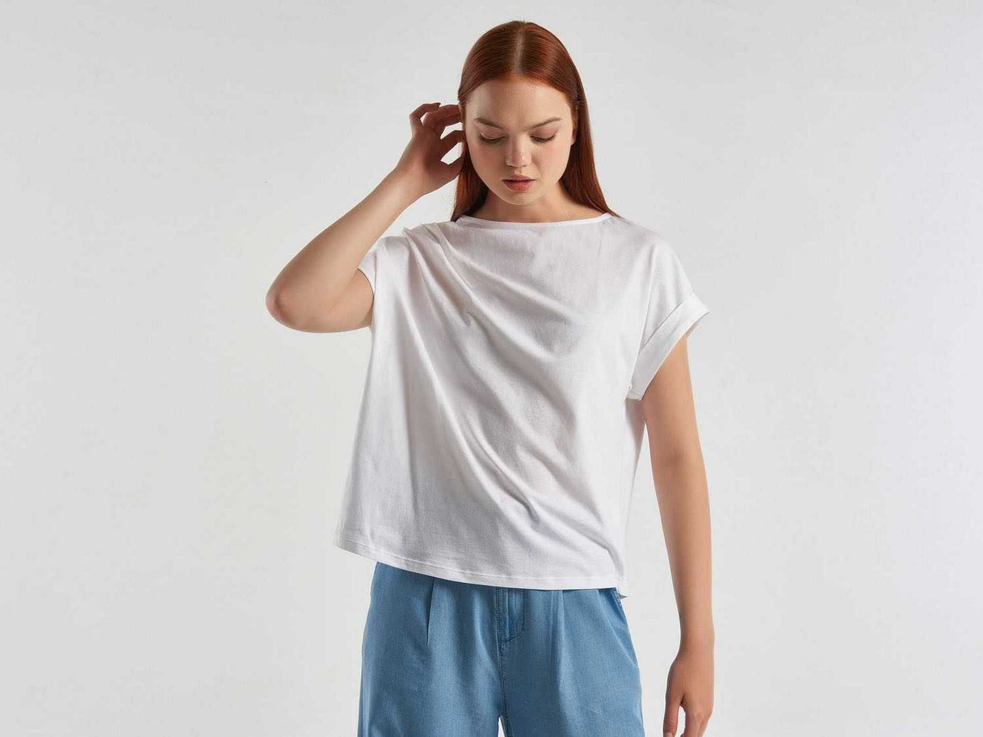 يونايتد كولورز اوف بينيتون تيشيرت نسائي سادة برقبة دائرية