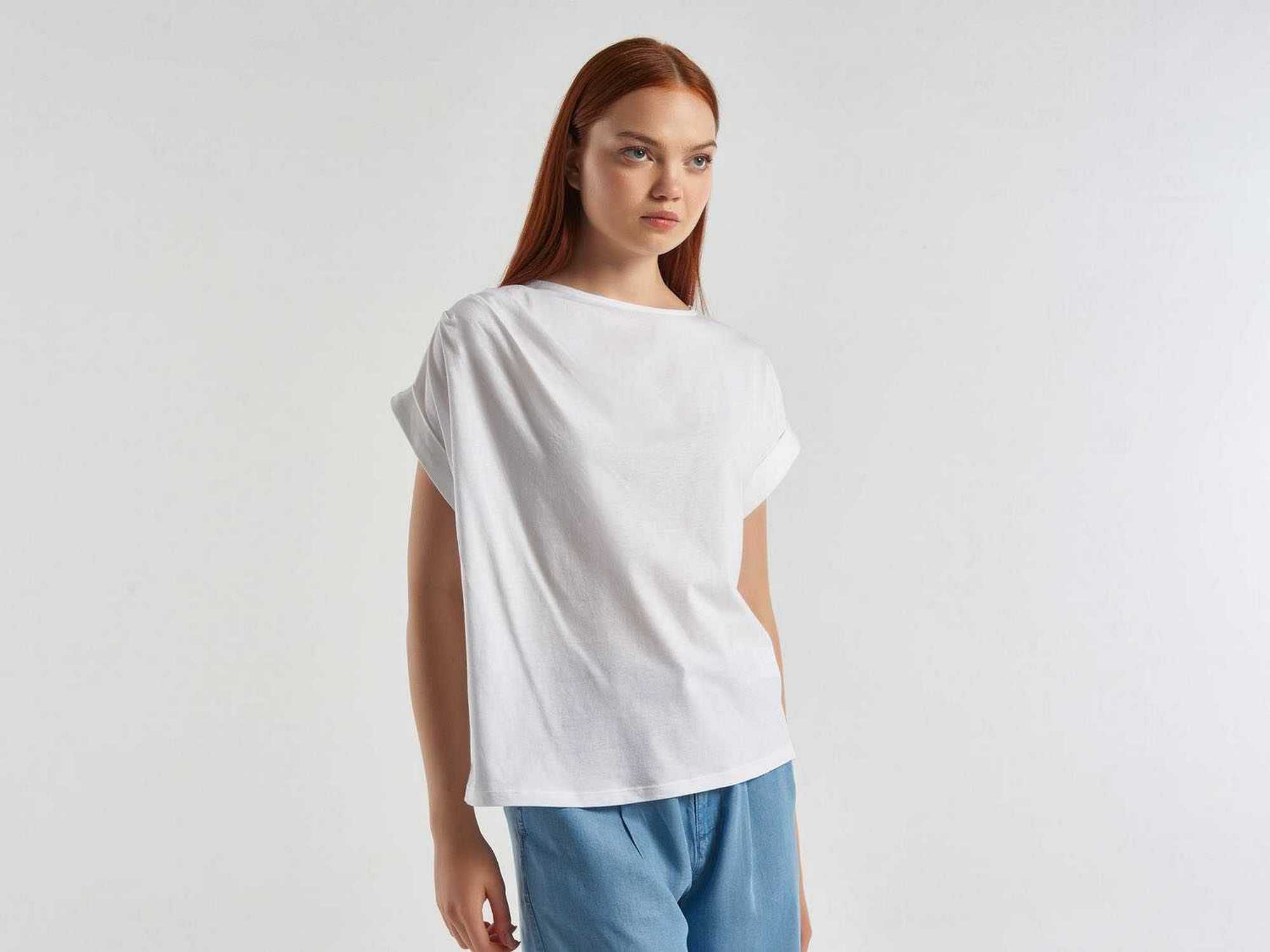 يونايتد كولورز اوف بينيتون تيشيرت نسائي سادة برقبة دائرية